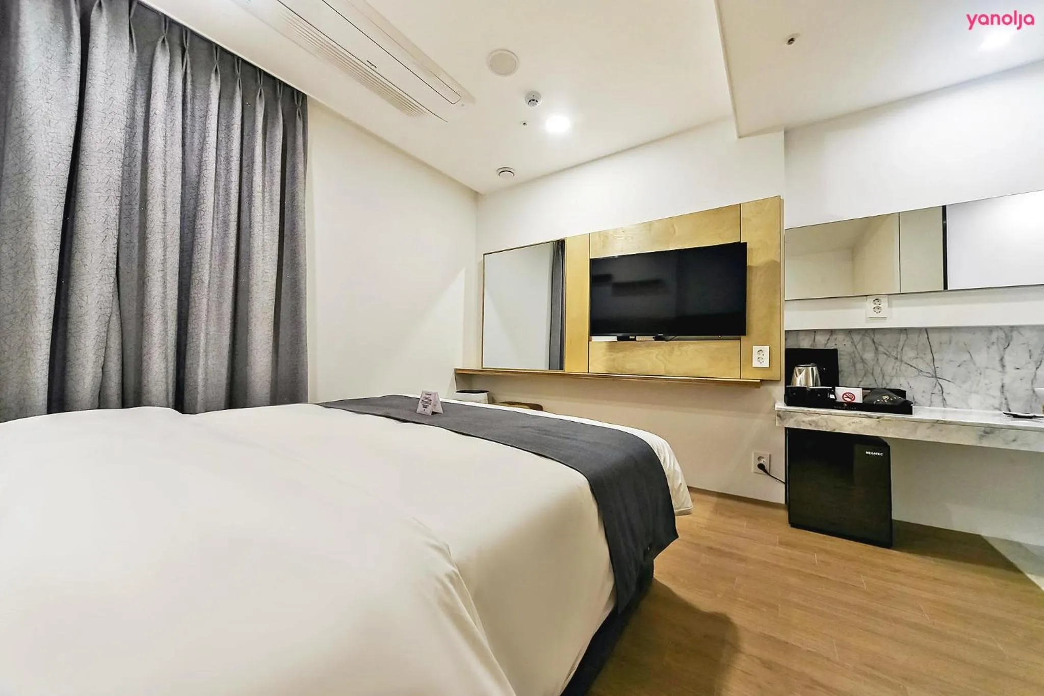 Bed in Hotel Noblestay