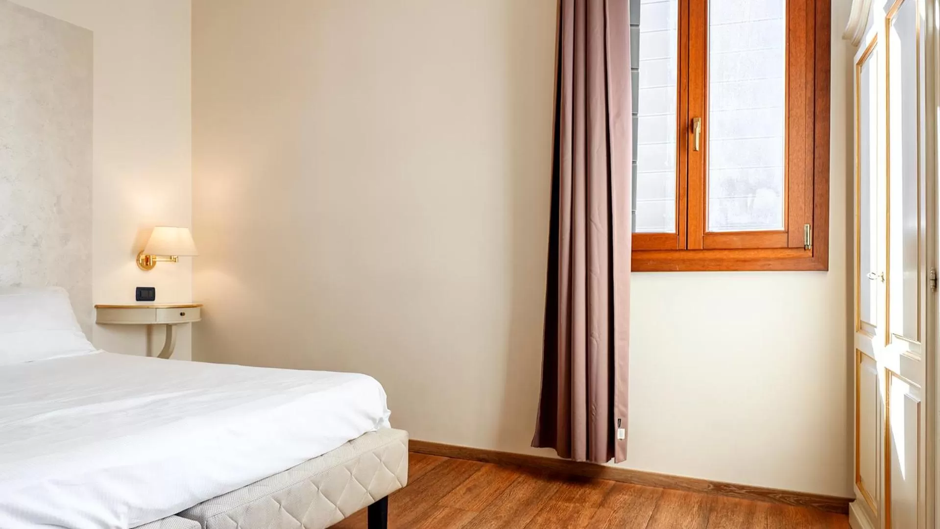 Photo of the whole room, Bed in Cà Doge