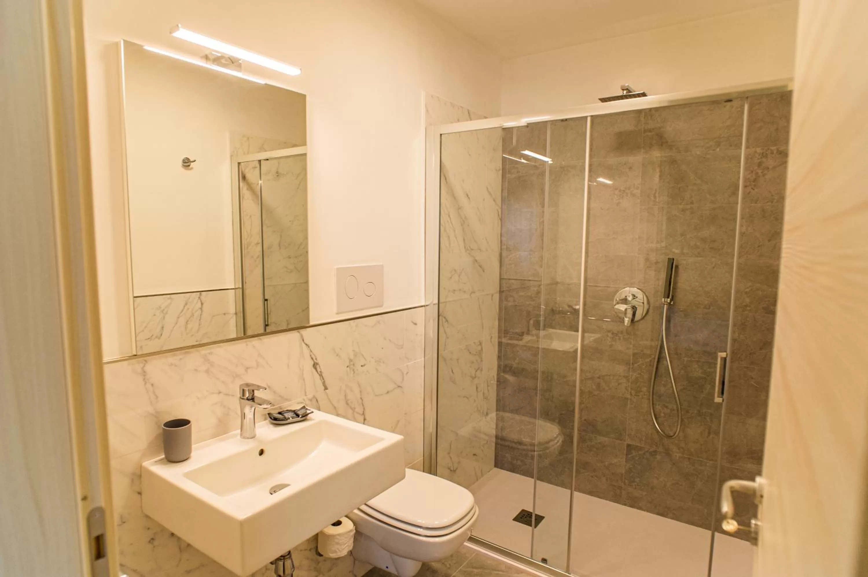 Shower in Historico Loft & Rooms Palazzo Adragna XIX