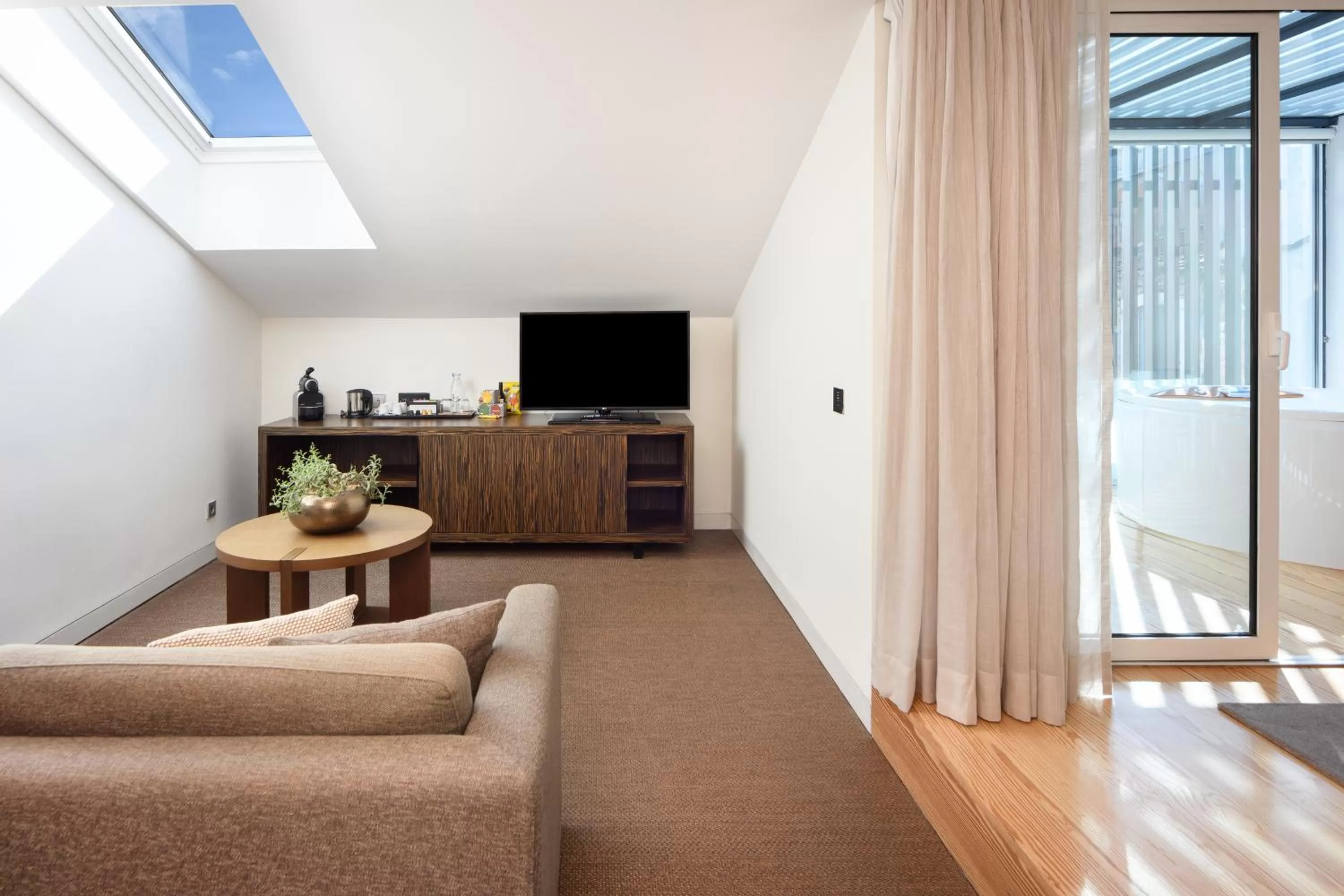 TV and multimedia in Inspira Liberdade Boutique Hotel