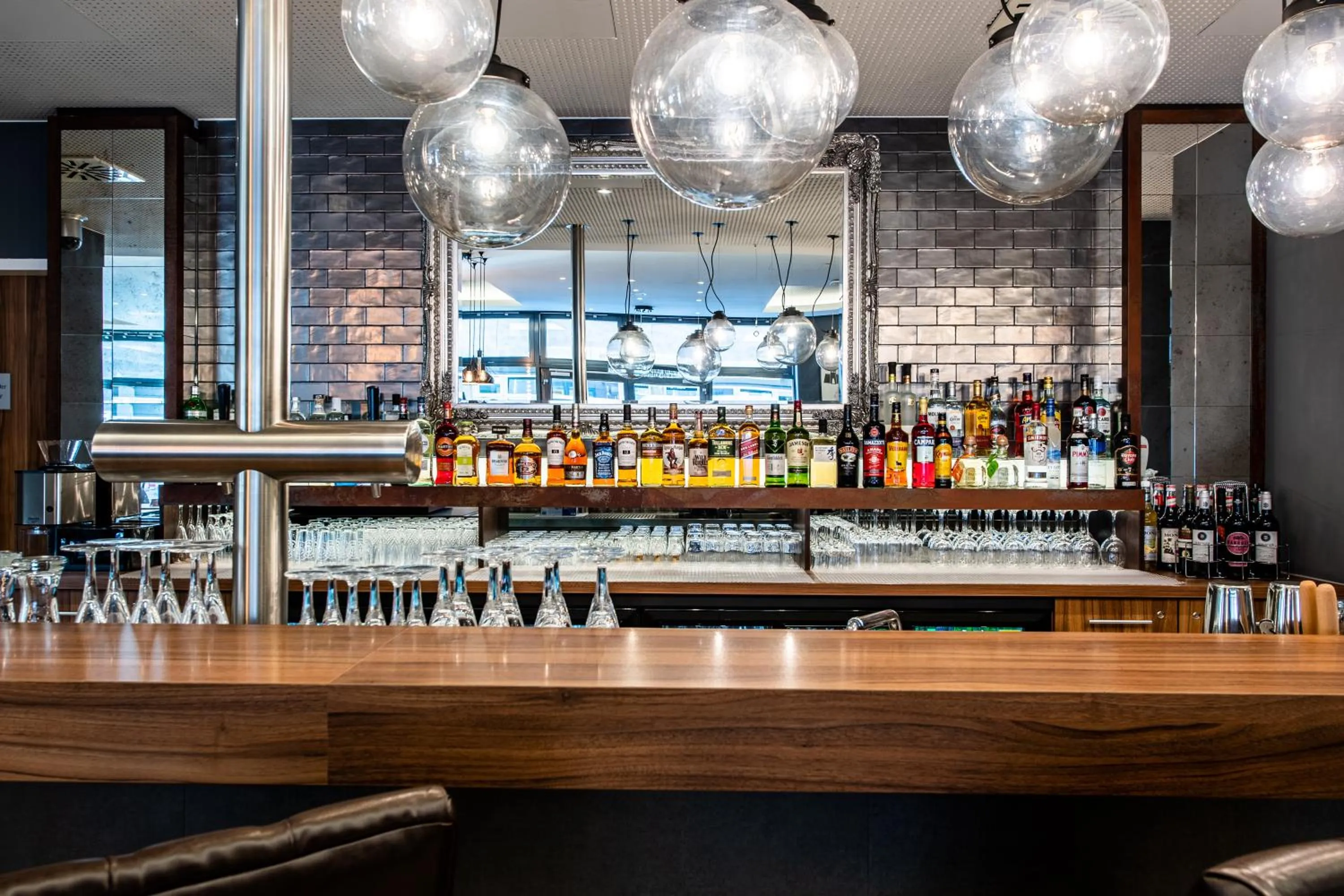 Lounge or bar, Restaurant/Places to Eat in Holiday Inn Express Frankfurt City Hauptbahnhof