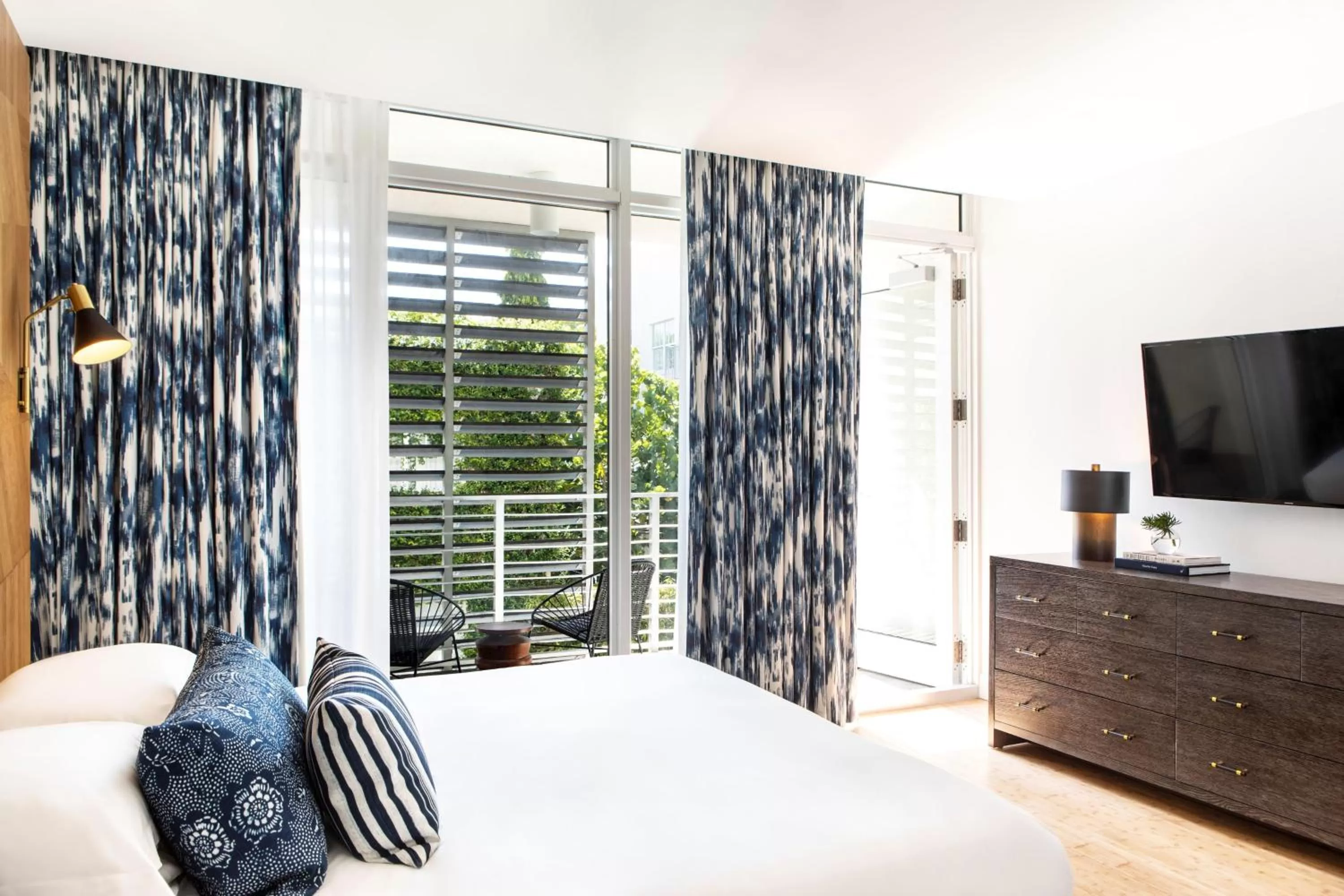 Photo of the whole room, Bed in Kimpton Angler’s Hotel South Beach by IHG