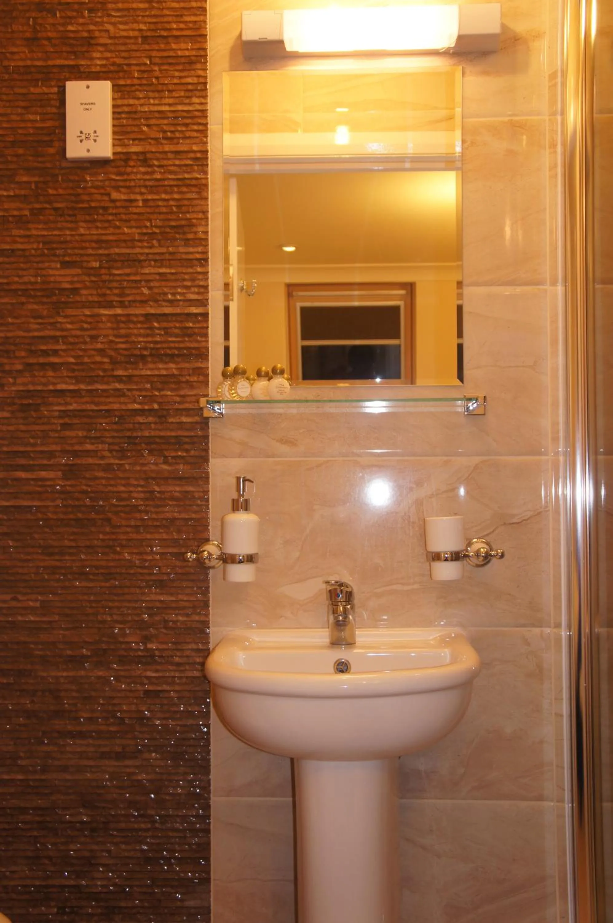 Bathroom in Sapphire Hotel London