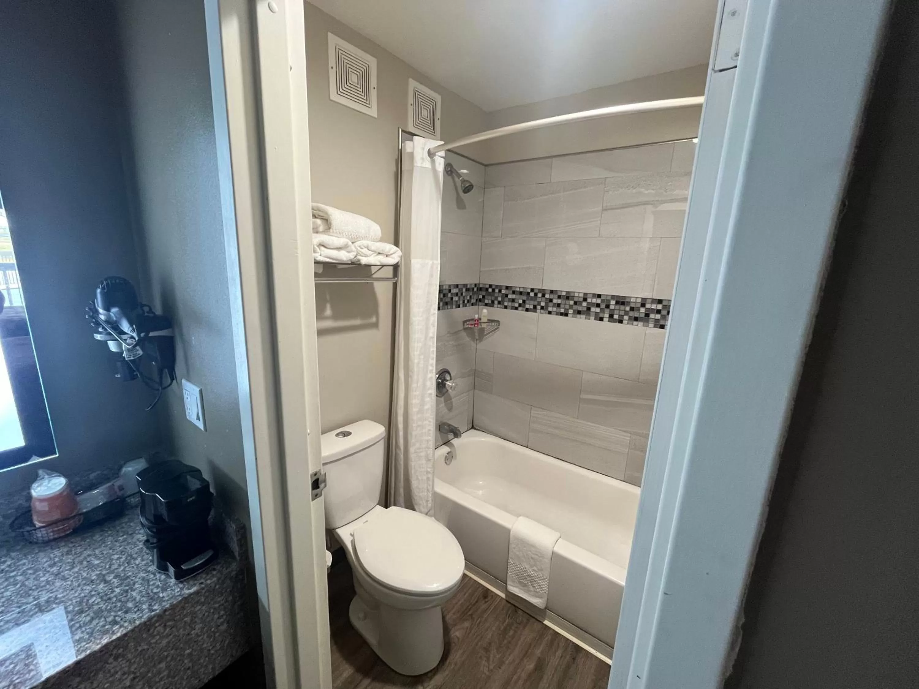 Shower in Econo Lodge Inn & Suites Murfreesboro Shopping District