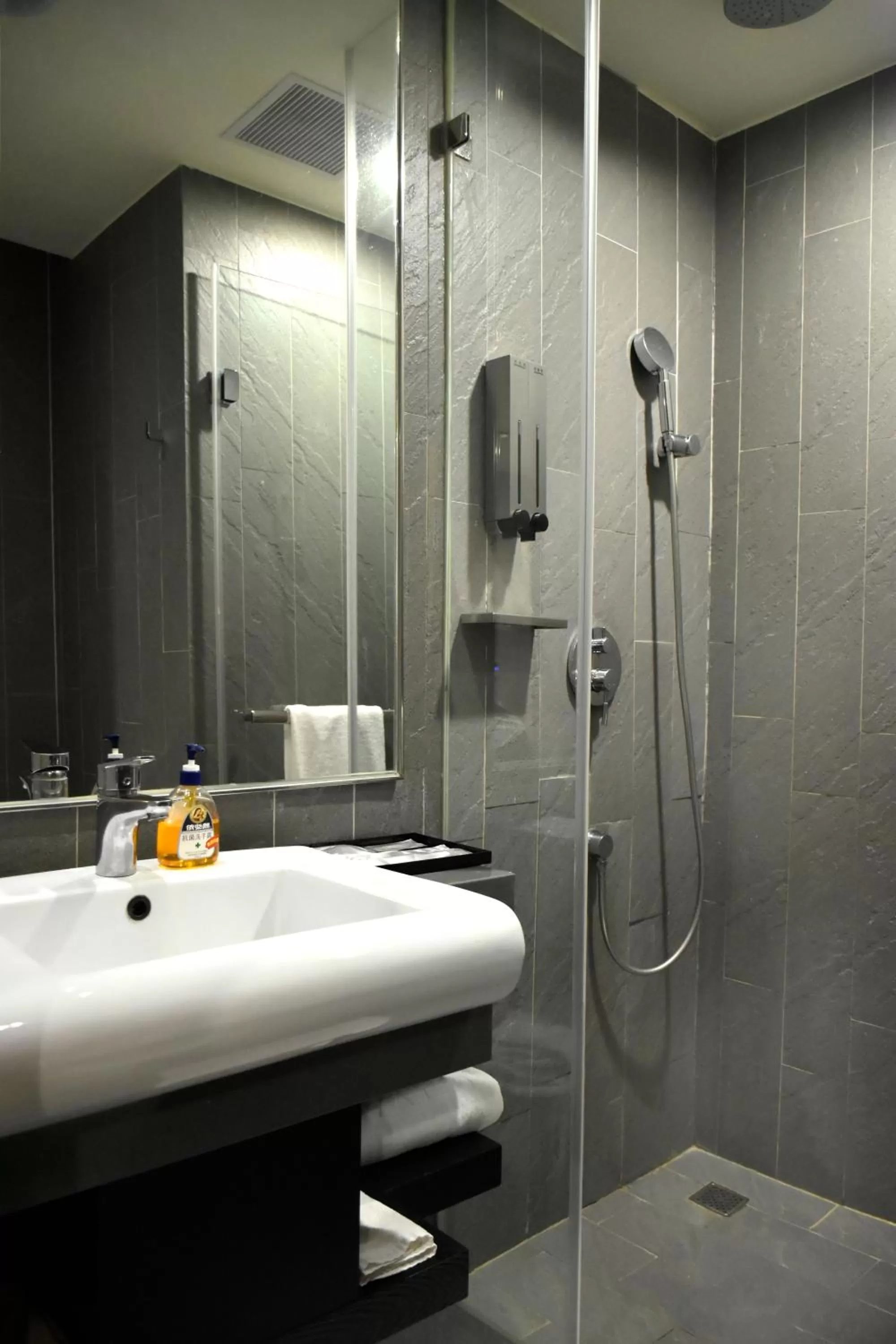 Shower in FX Hotel Tainan