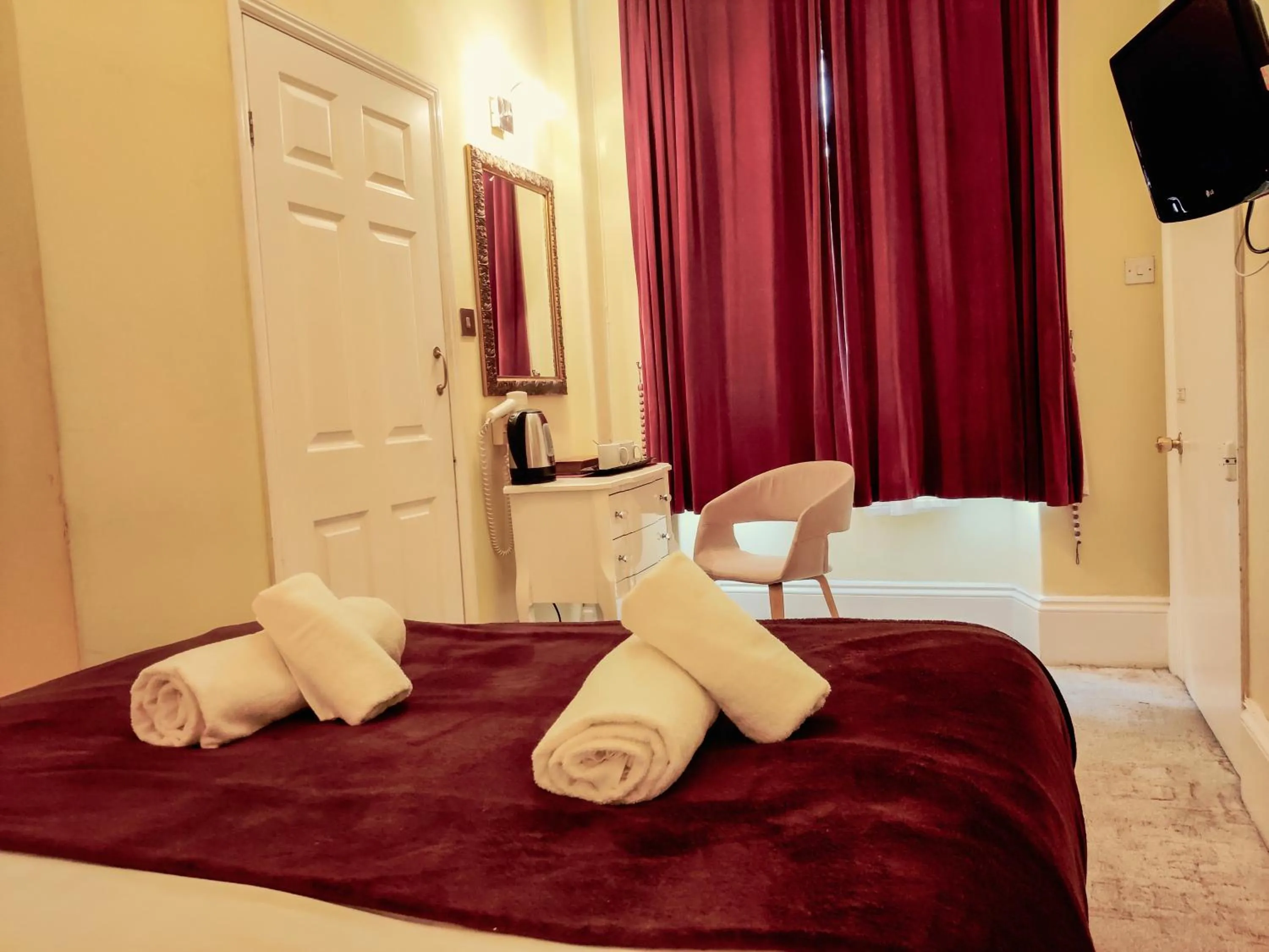 Bedroom, Bed in Wentworth House - Free Parking