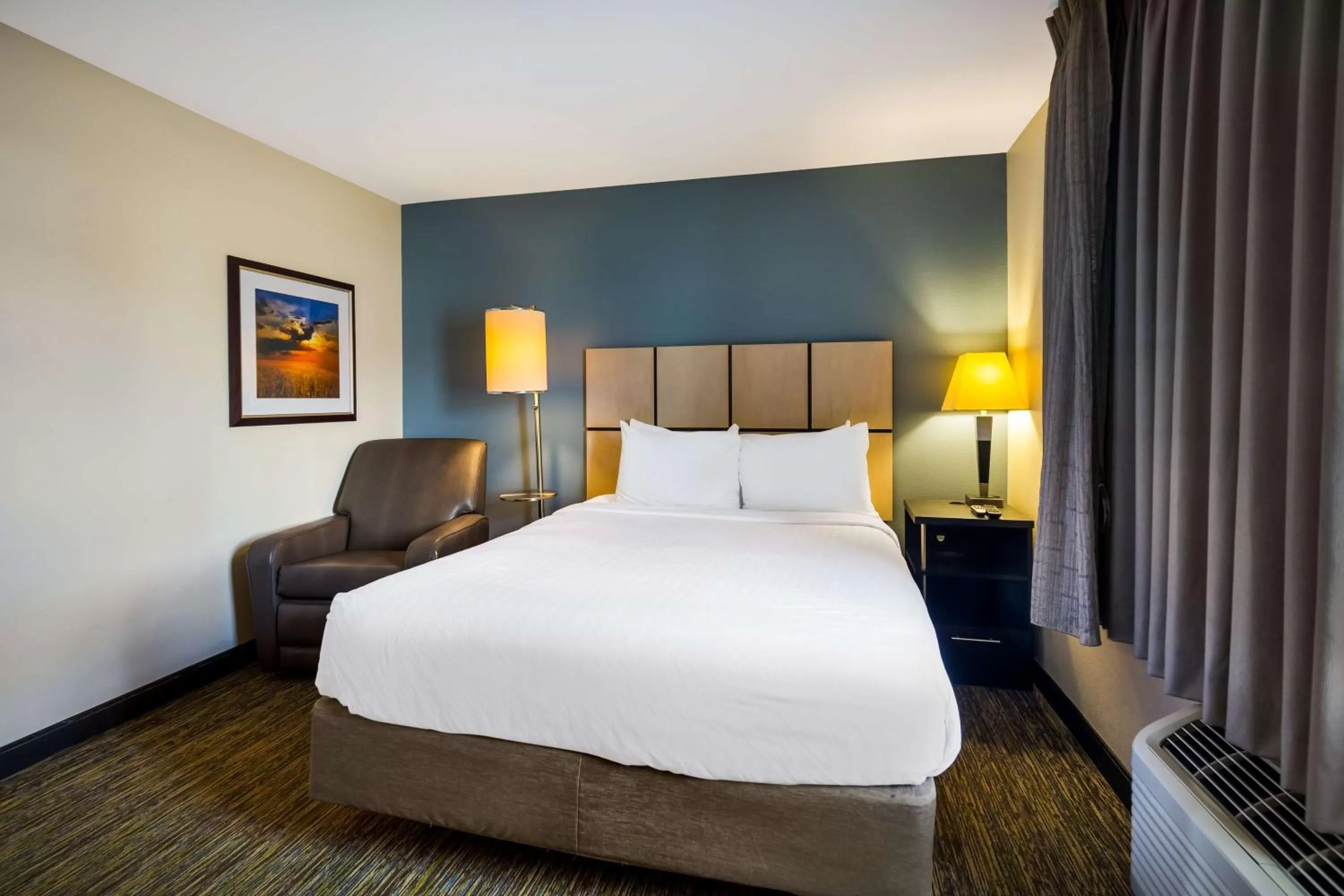 Photo of the whole room, Bed in Sonesta Simply Suites St Louis Earth City