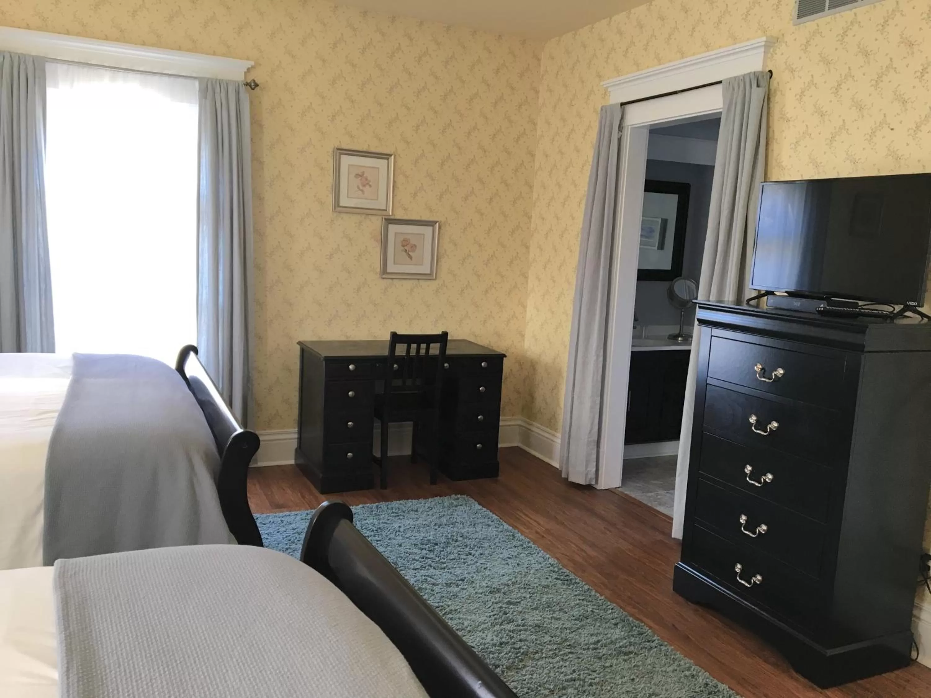 Bedroom, TV/Entertainment Center in The Doctor's Inn