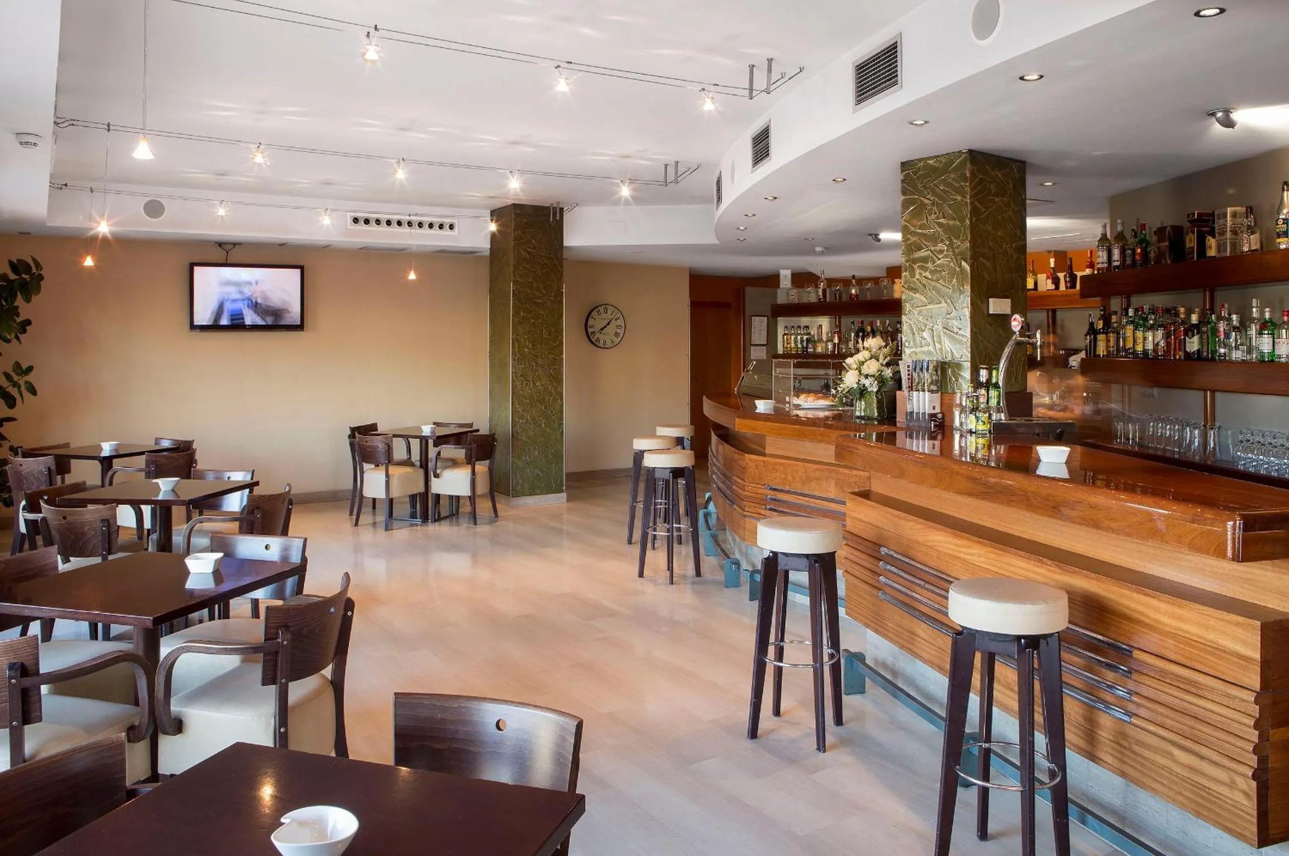 Lounge or bar in Hotel Torre de Sila