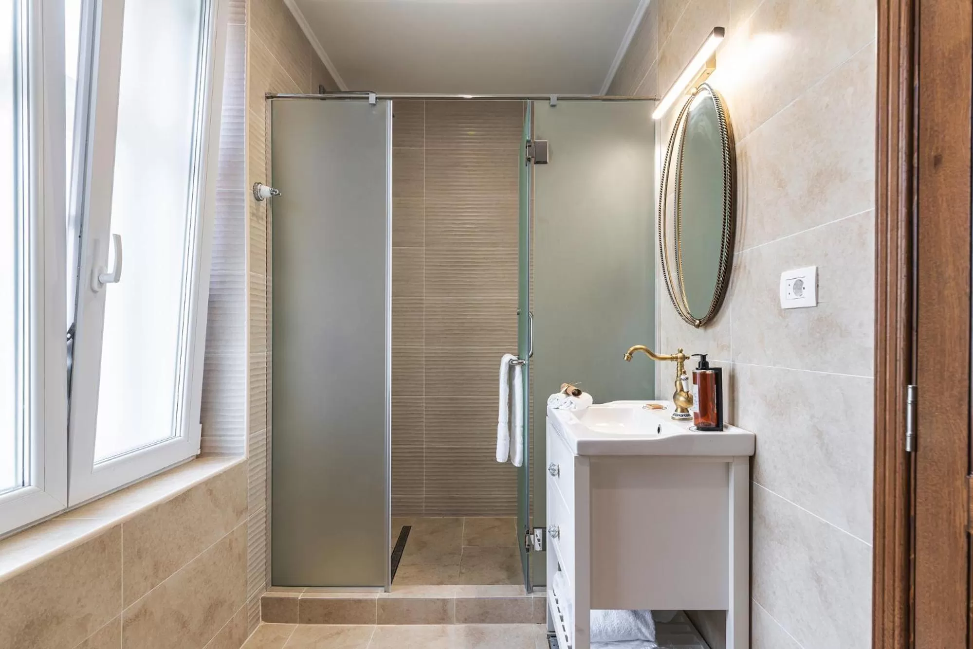 Bathroom in Nikolas Haus Central Location with Free Parking