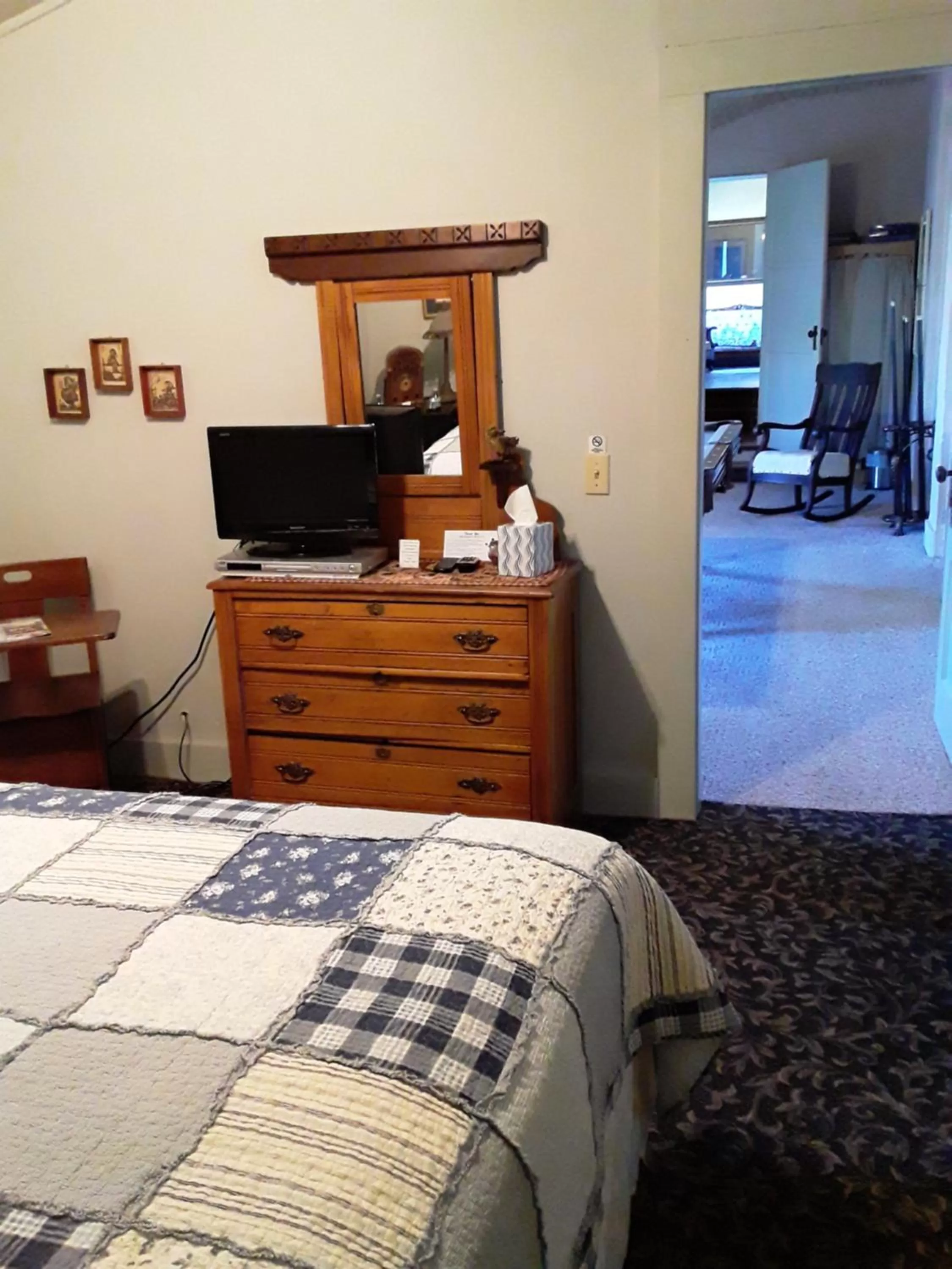 Bed, TV/Entertainment Center in Hall Place B&B