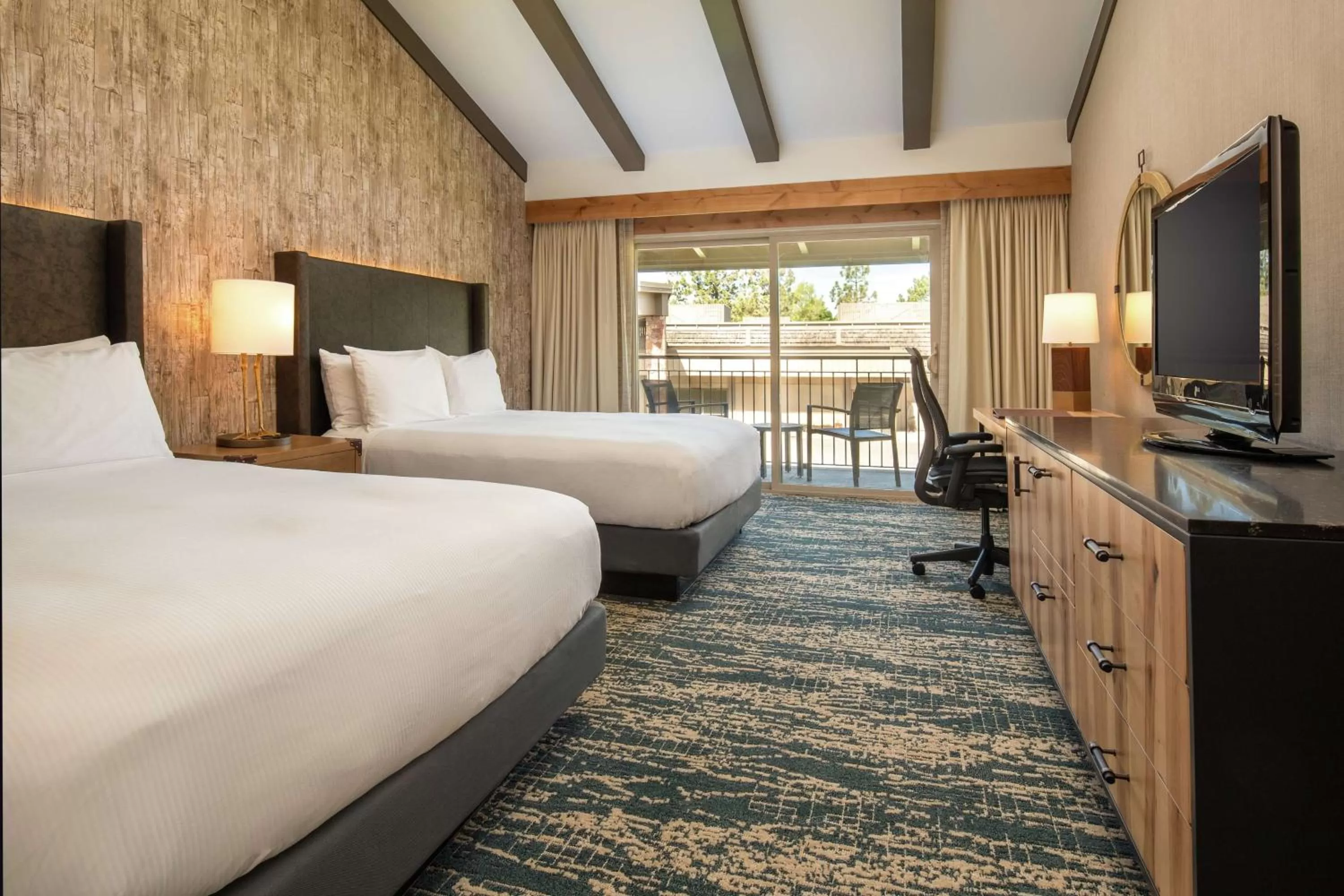 Bedroom, Bed in DoubleTree by Hilton Missoula Edgewater