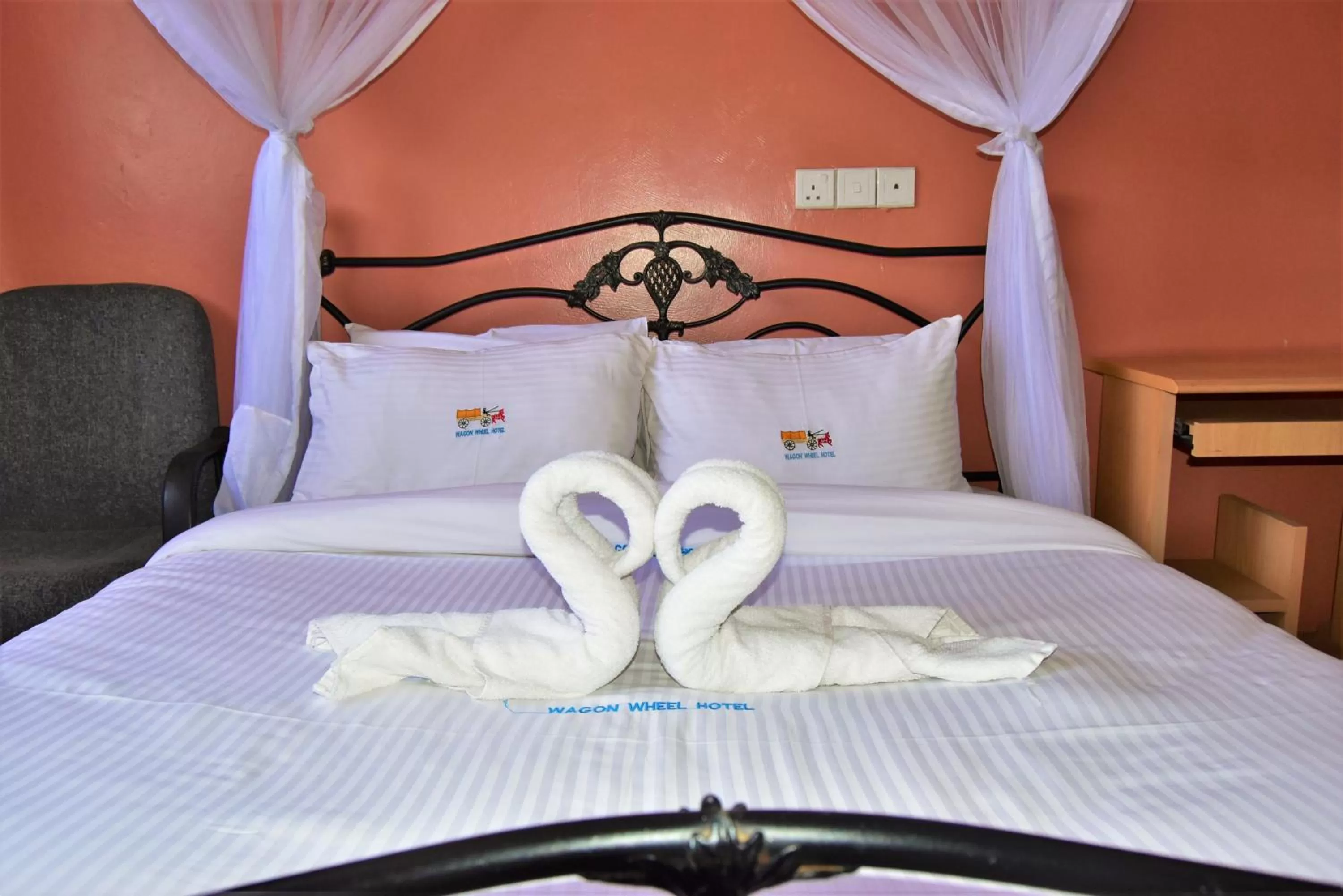 Bedroom, Bed in Wagon Wheel Hotel Eldoret