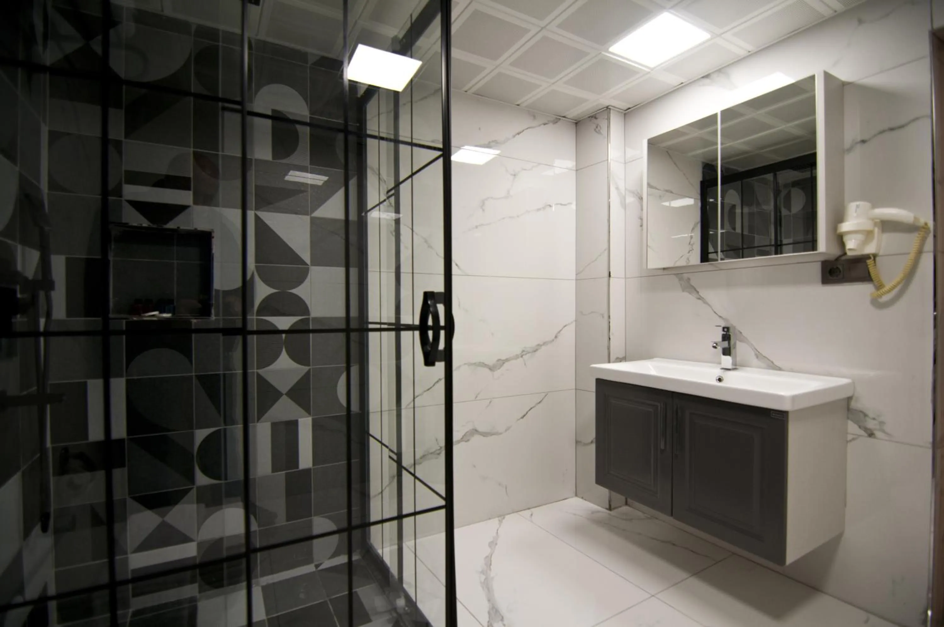 Shower in Paris Garden Hotel Istanbul