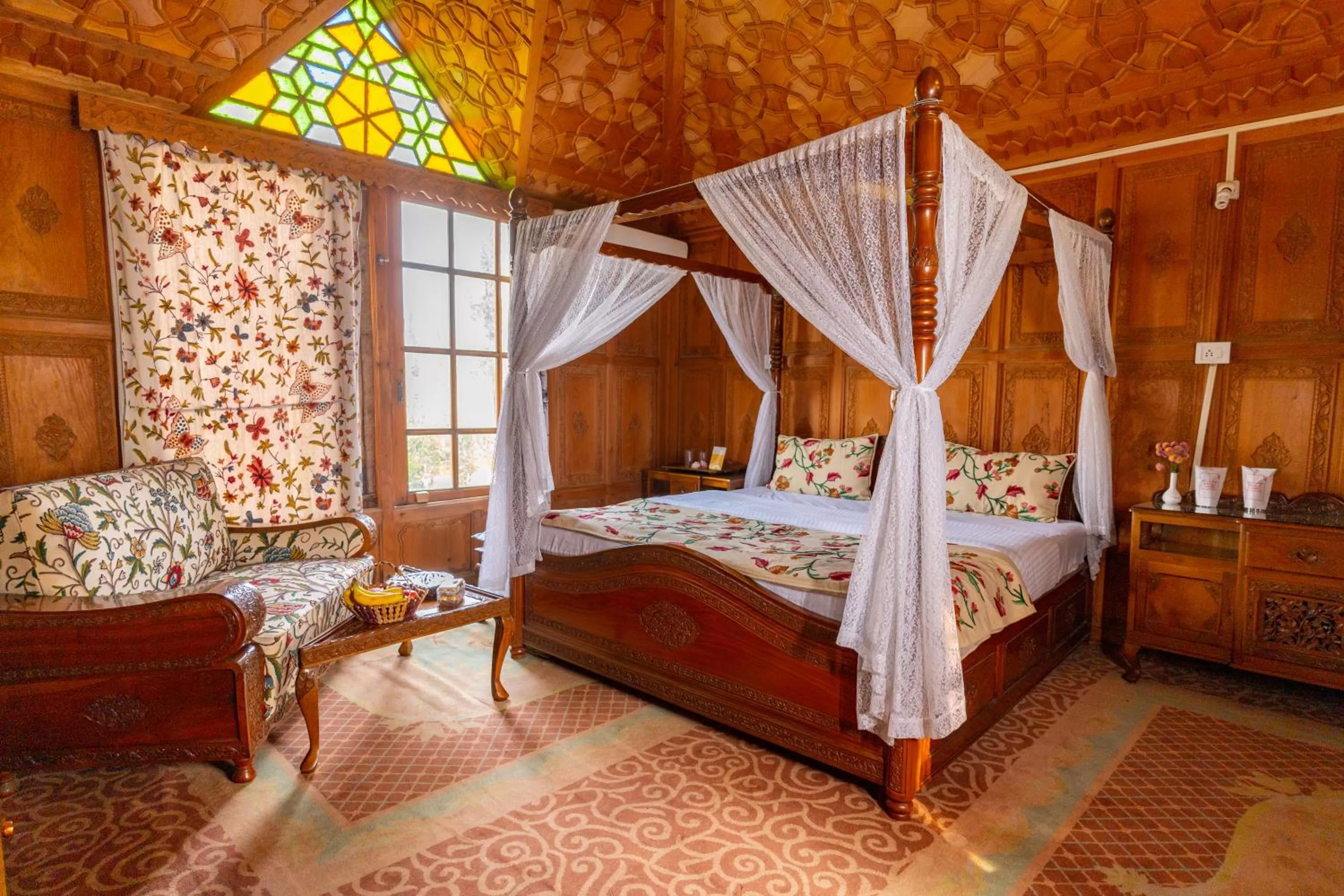 Photo of the whole room, Bed in Wangnoo Heritage Houseboats