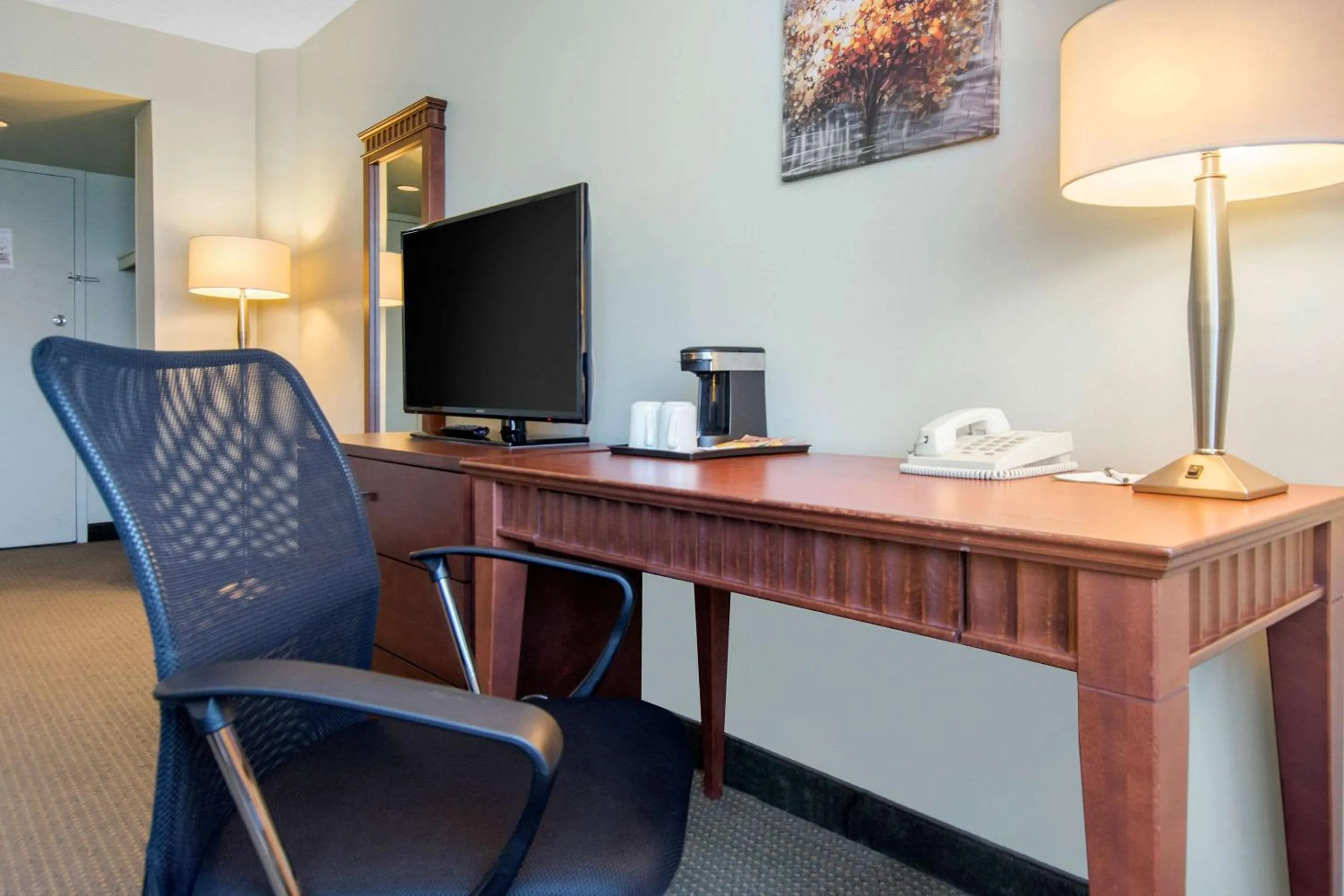 Photo of the whole room, TV/Entertainment Center in Quality Hotel et Centre de Congres