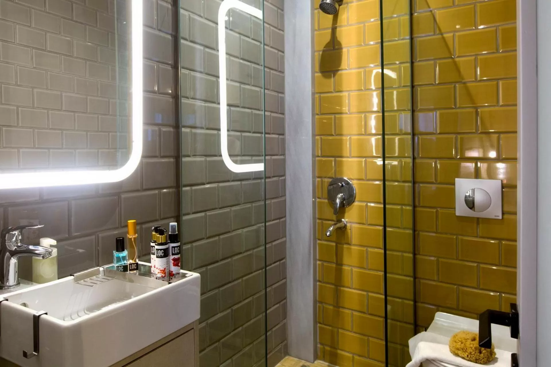 Shower in LOC HOSPITALITY Urban Suites