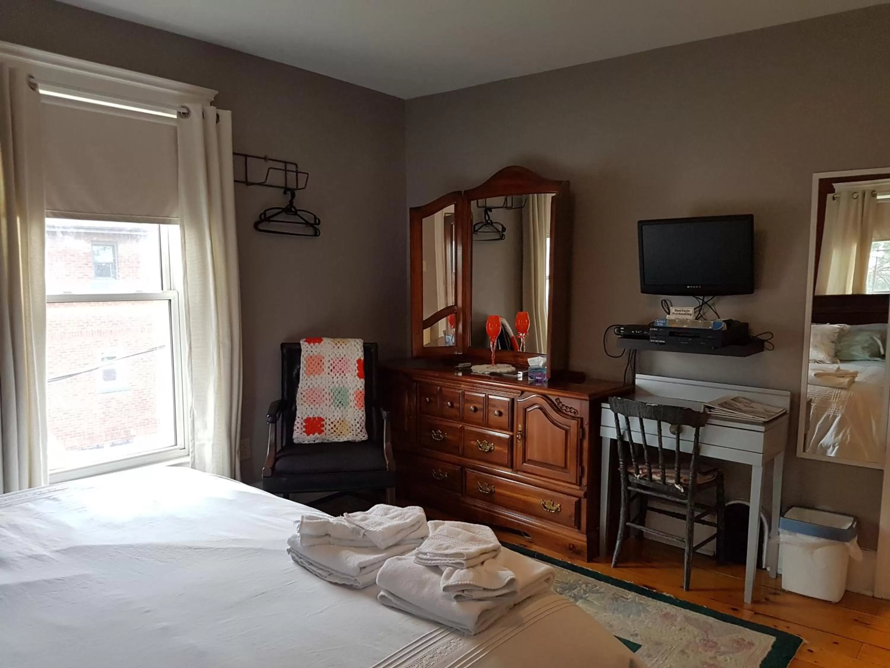 Bed in Ye Olde Walkerville Bed & Breakfast