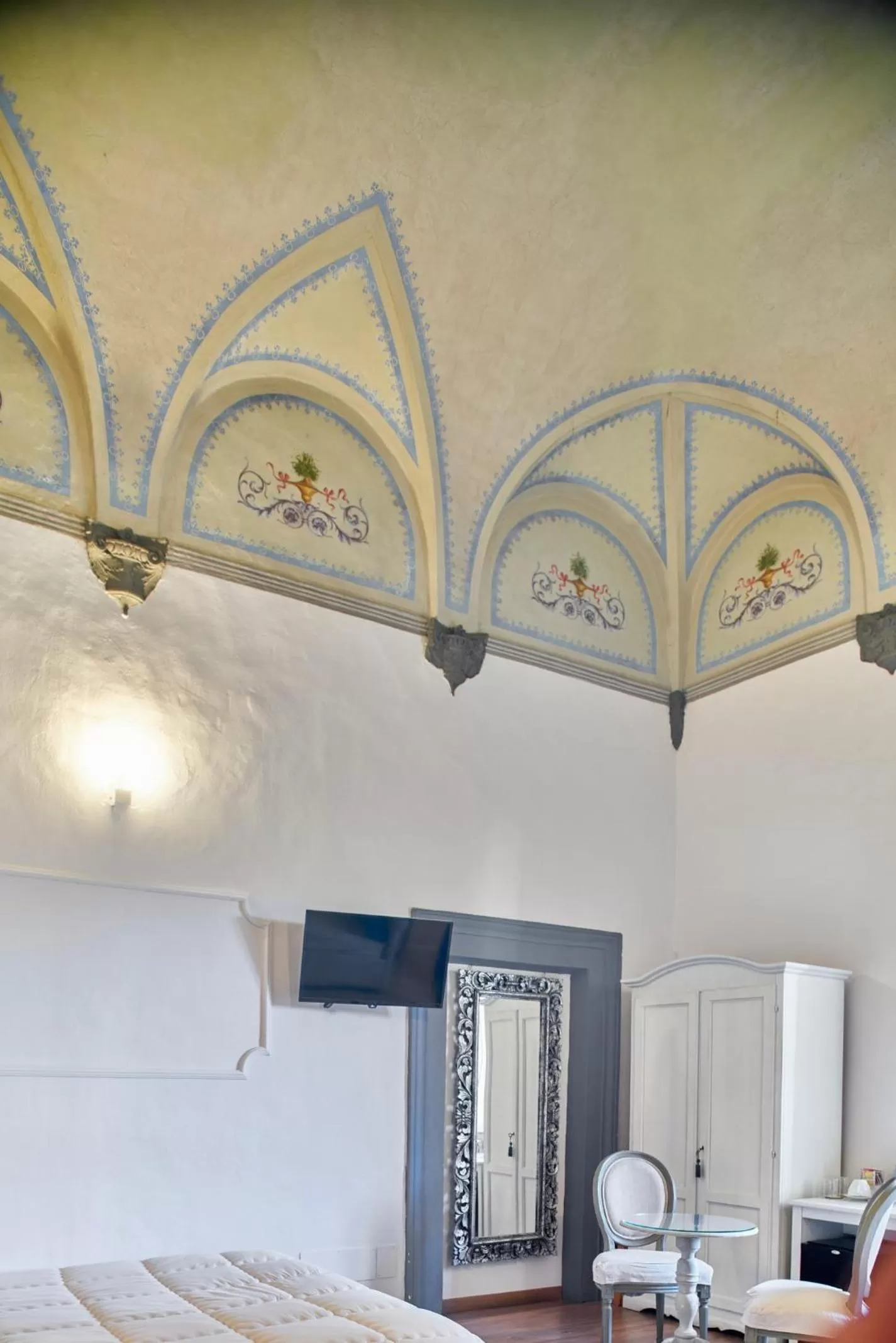 Decorative detail, Bed in Palazzo del Magnifico B&B