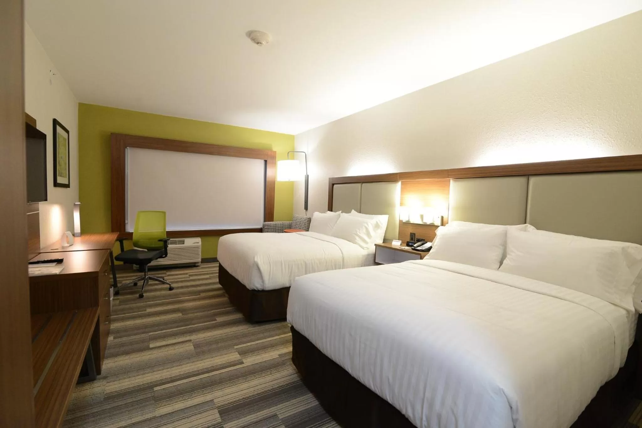 Photo of the whole room, Bed in Holiday Inn Express & Suites Chicago North Shore - Niles by IHG