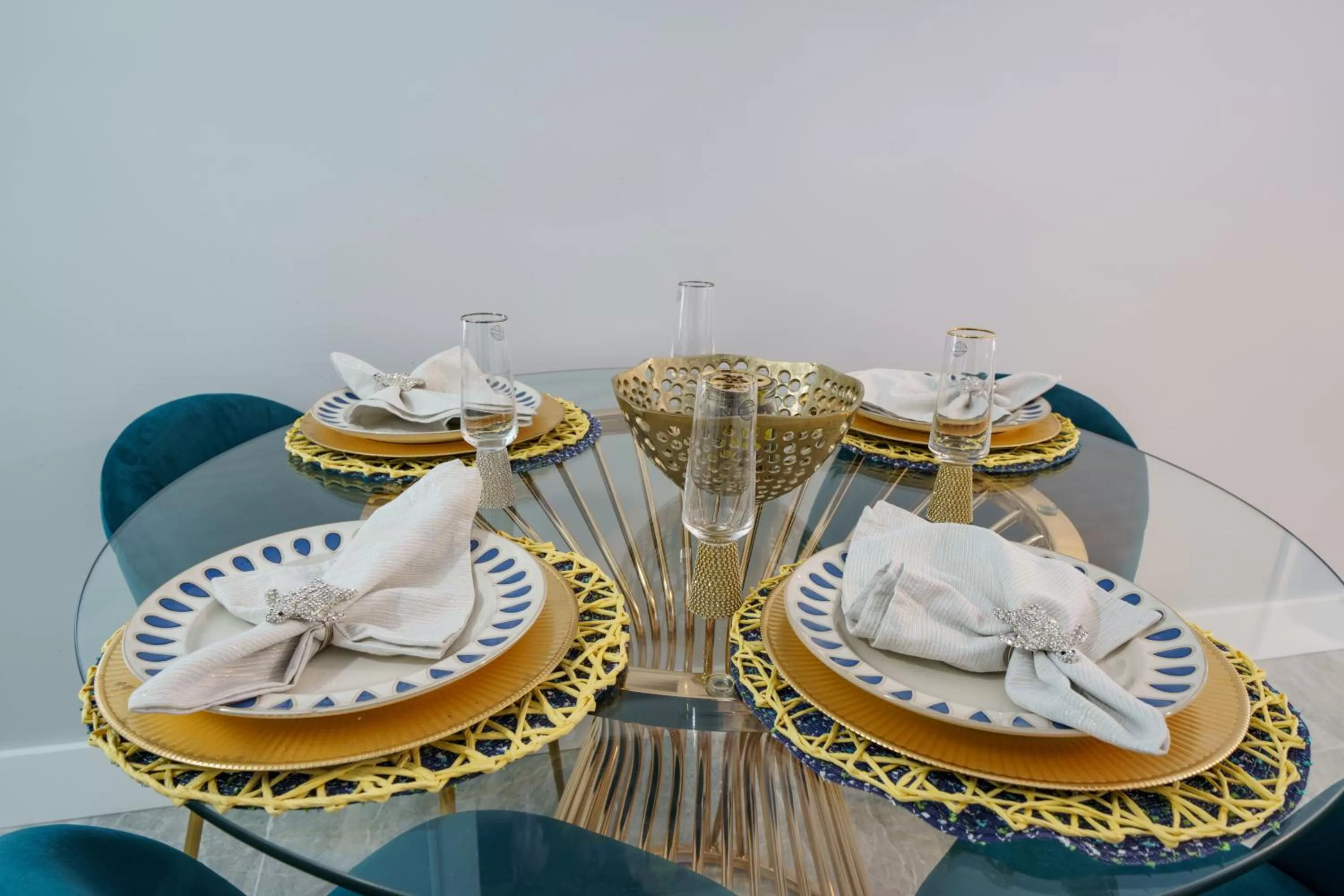 Dining area in The Surf Hollywood Beach