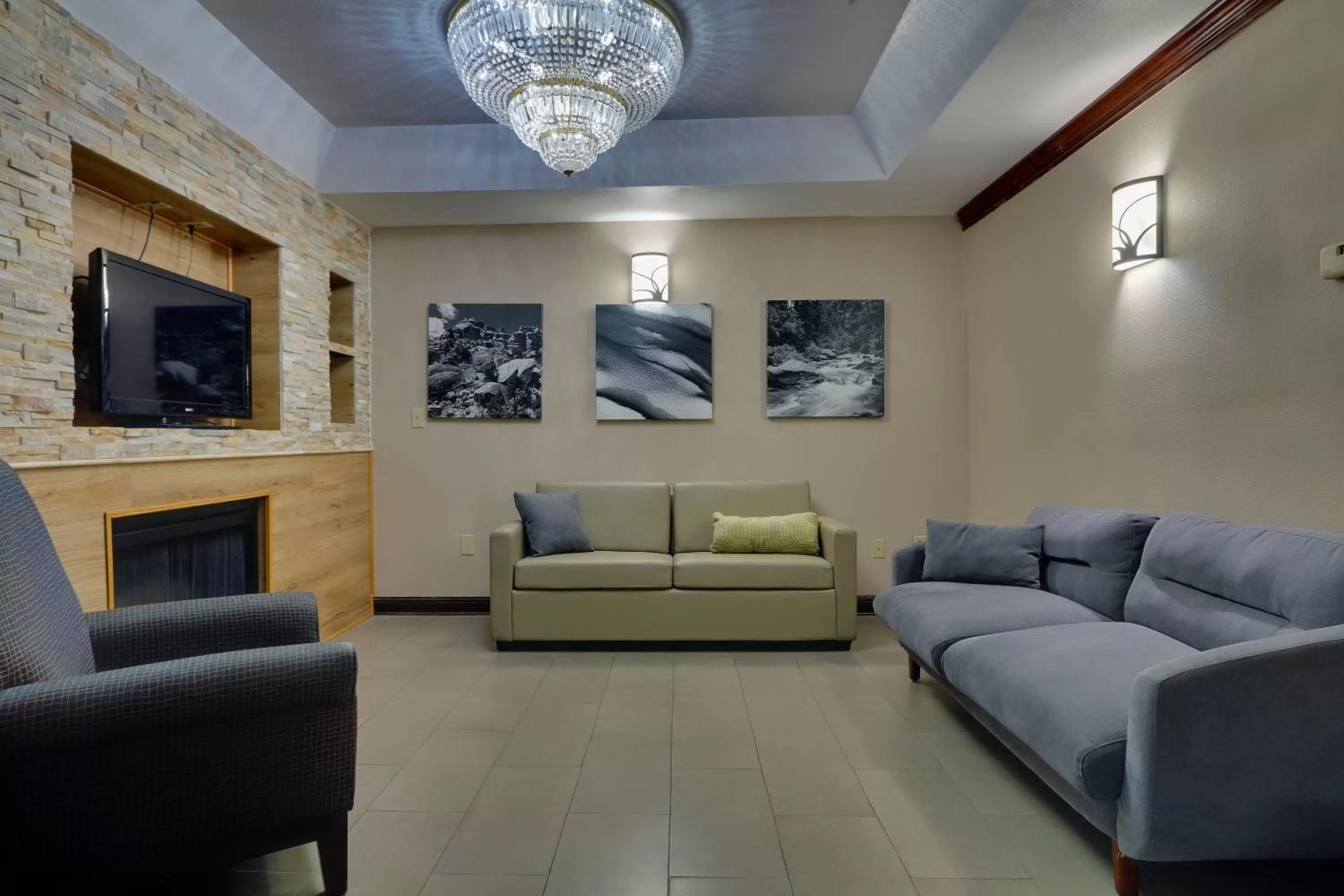 Seating area in Country Inn & Suites by Radisson, Savannah Gateway, GA