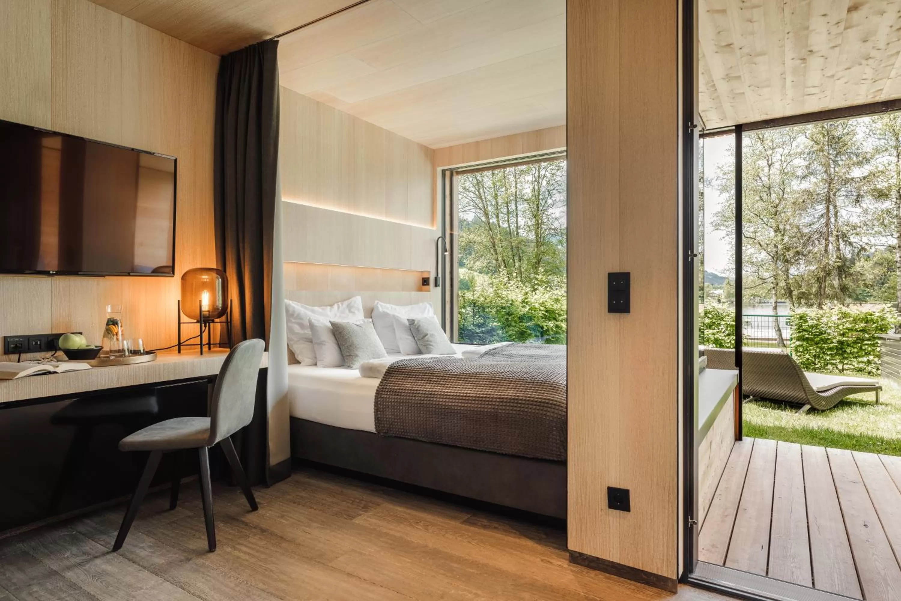 Garden, Bed in Alpenhotel Kitzbühel am Schwarzsee - 4 Sterne Superior