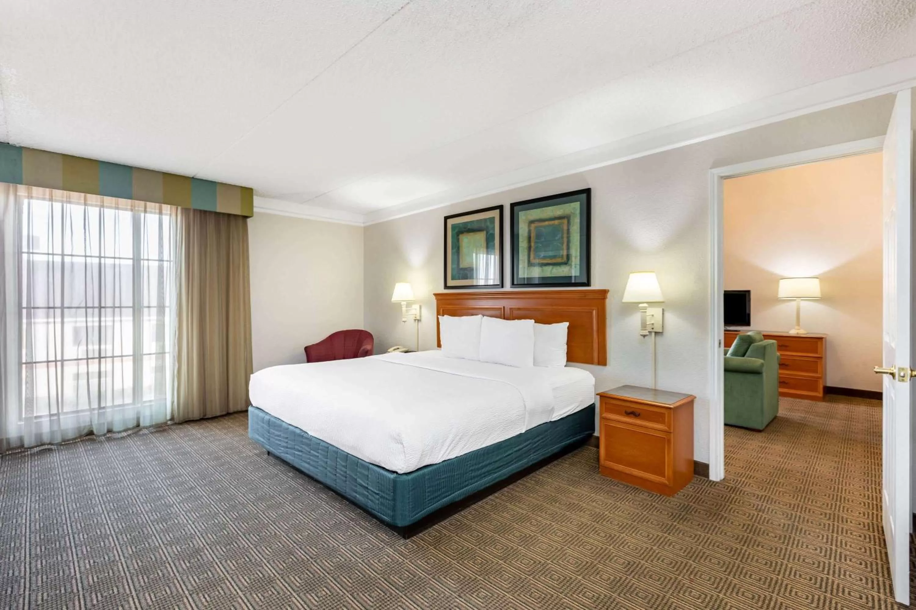 Photo of the whole room, Bed in La Quinta Inn by Wyndham El Paso West