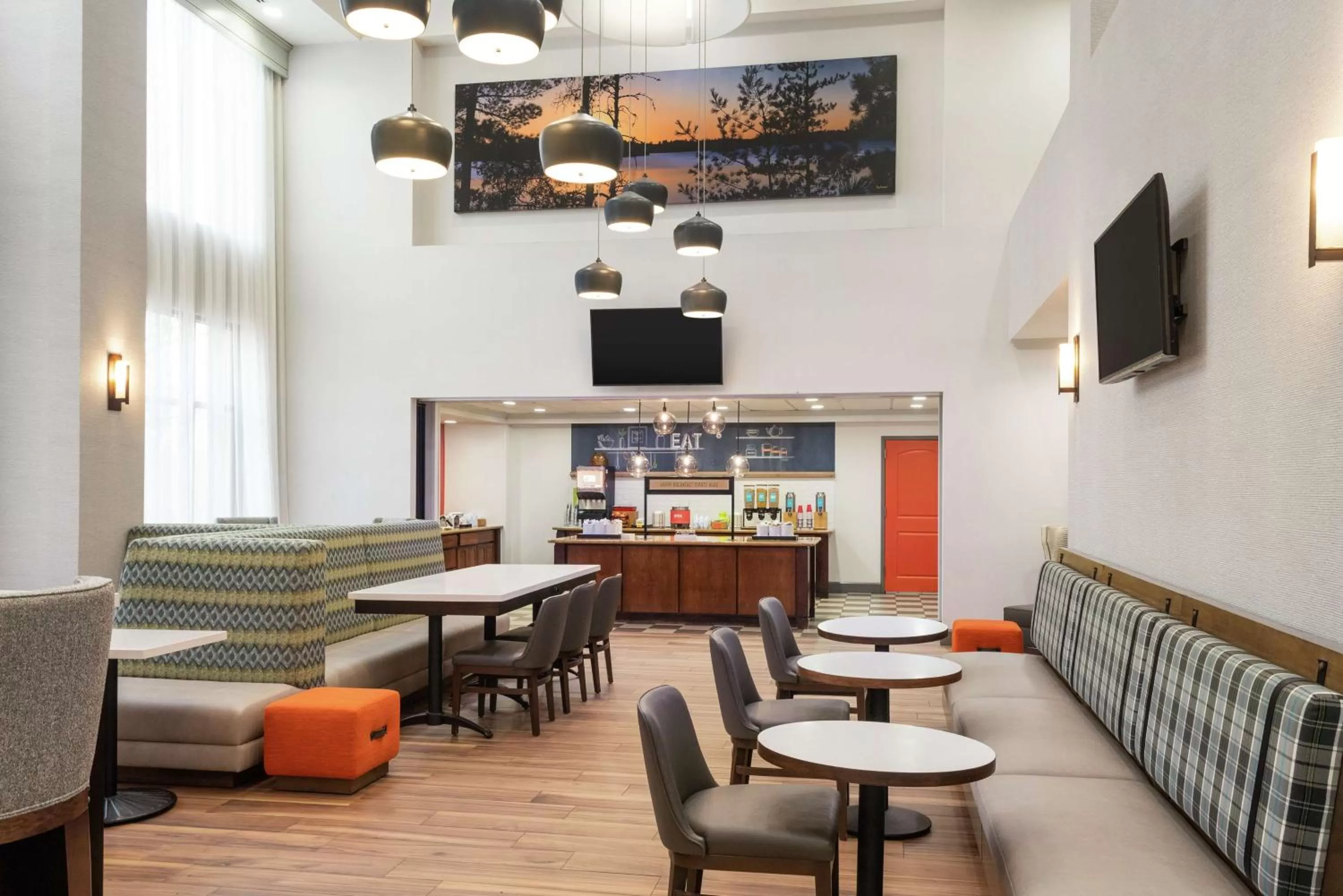 Breakfast in Hampton Inn & Suites Pine Bluff