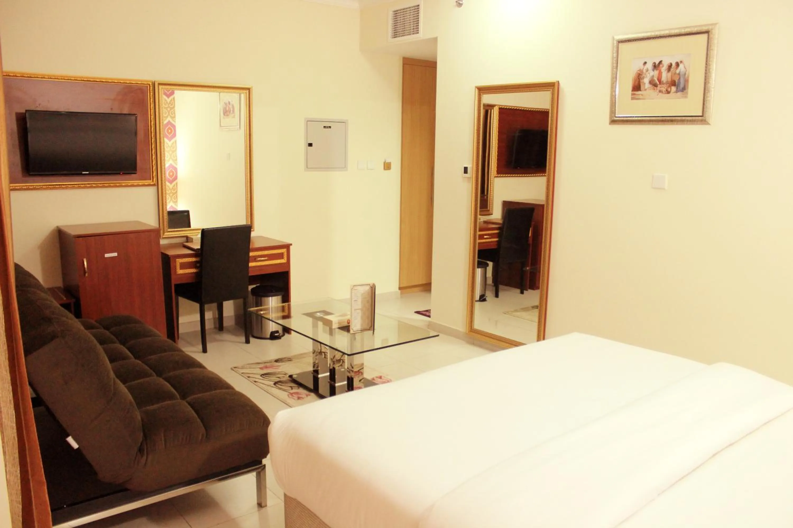 Bedroom, Bed in Montreal Naif Hotel