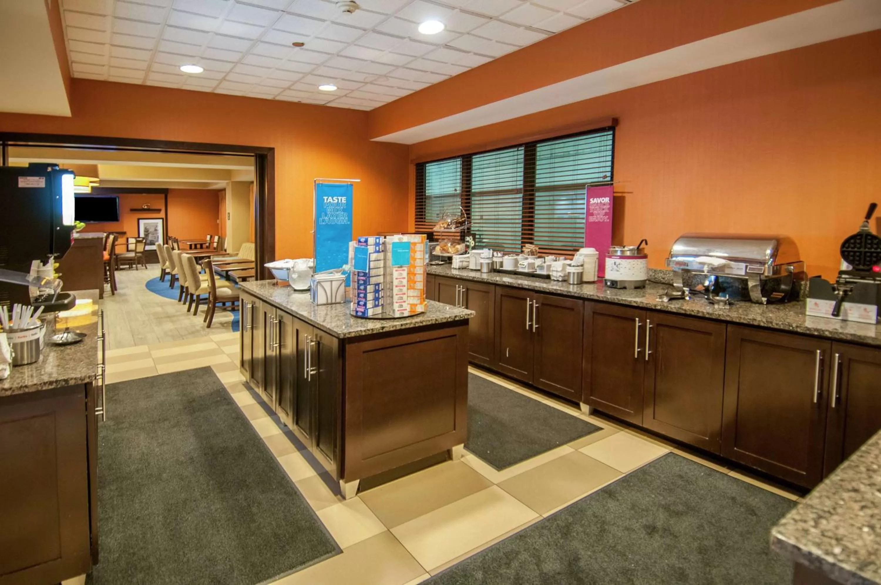 Dining area in Hampton Inn Metairie
