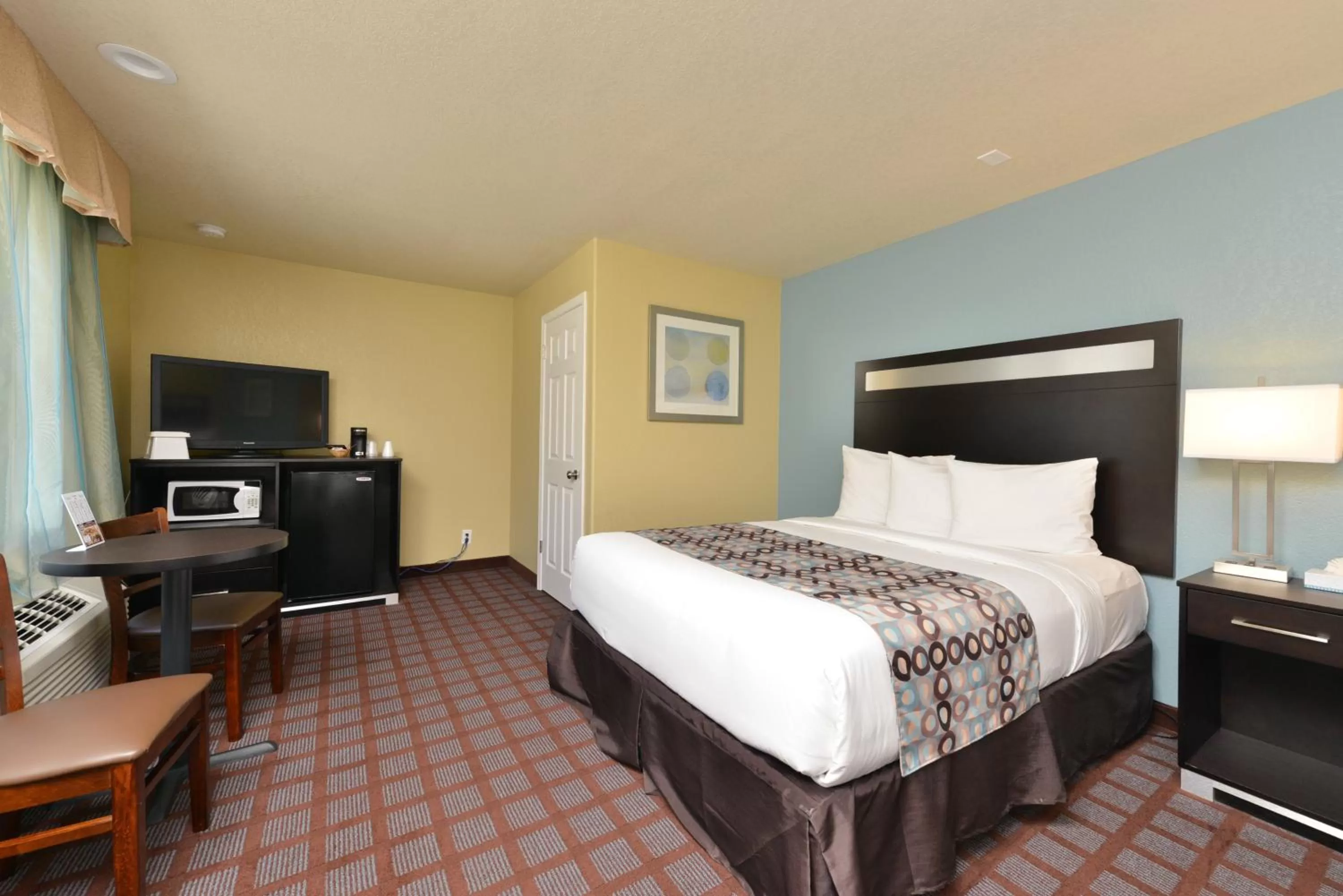 Photo of the whole room, Bed in Avenue Inn Downtown District SLO