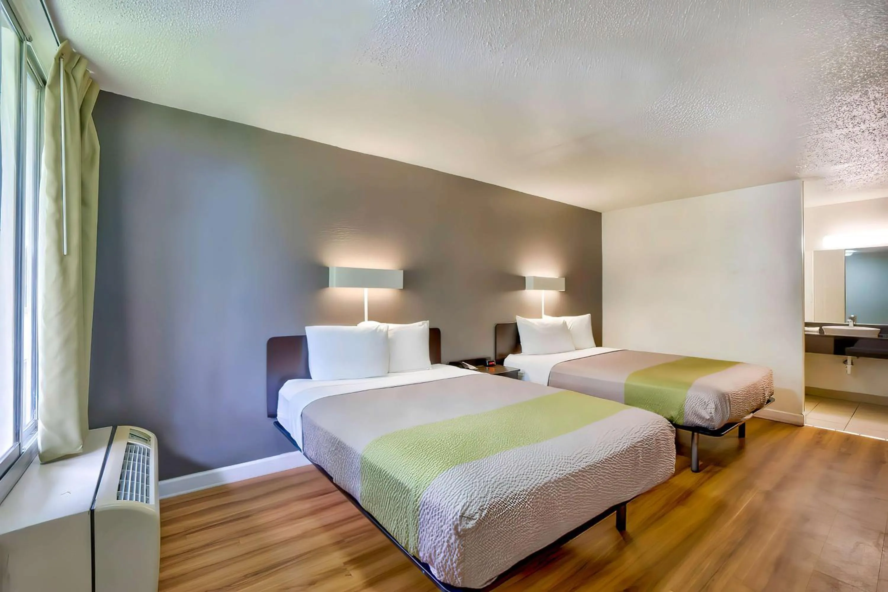 Bedroom, Bed in Studio 6 Gainesville, Fl