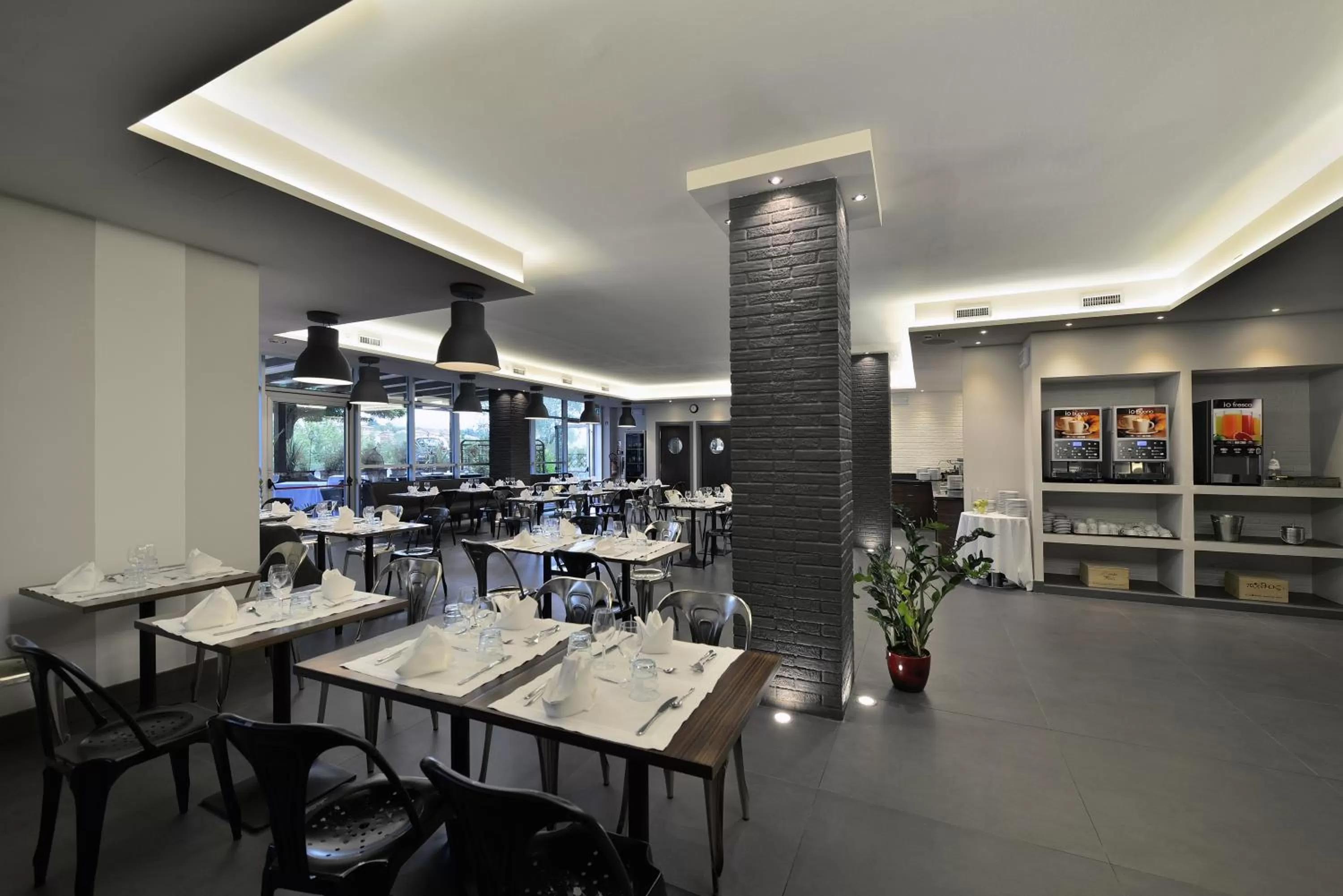 Restaurant/places to eat in La Meridiana Bleisure Hotel