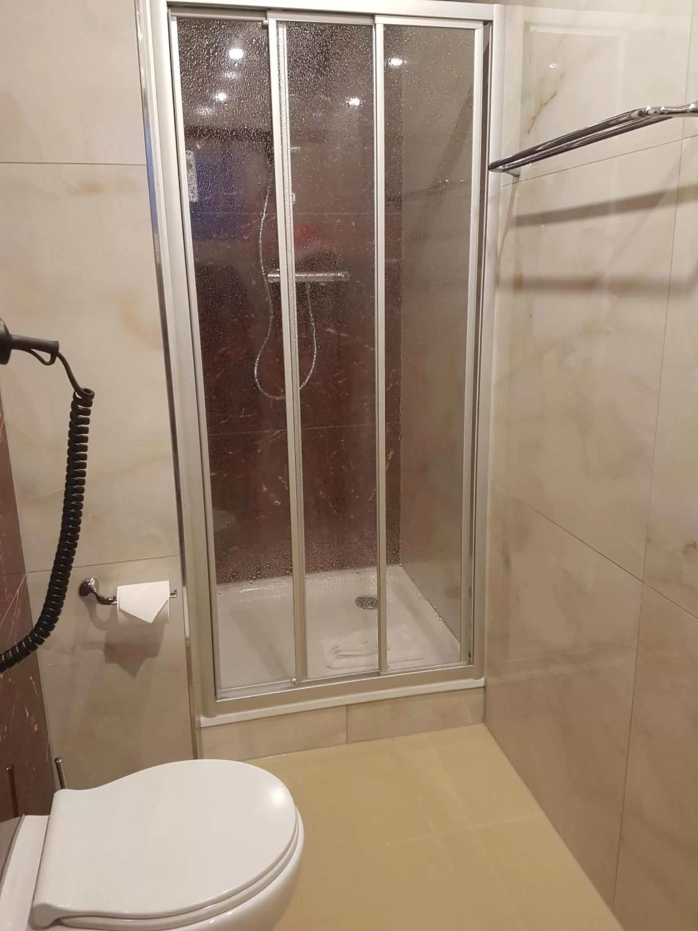 Shower in Elbgalerie Hotel