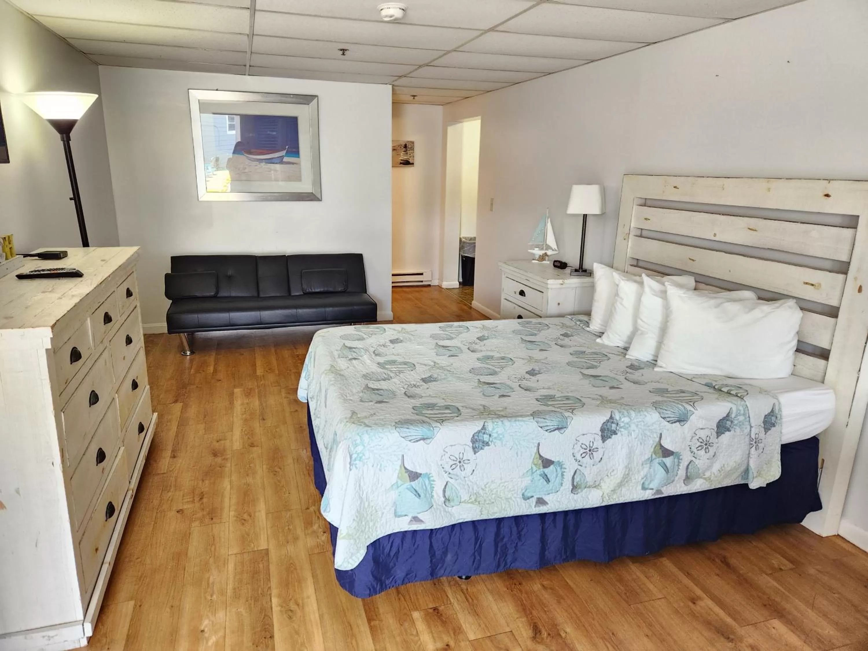 Bed in The Grand Beach Inn