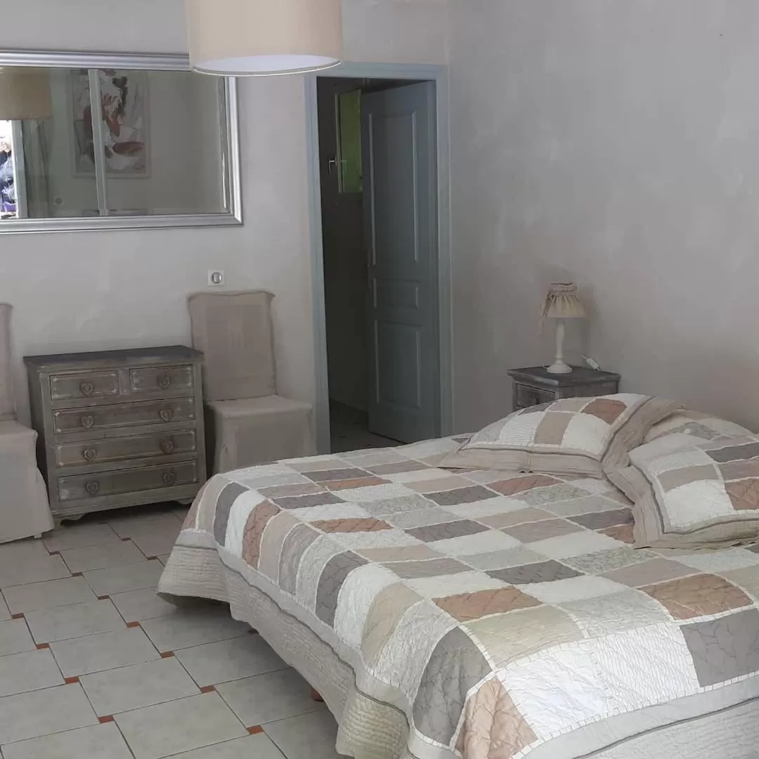 King Room with Pool View in Mas des Cigognes