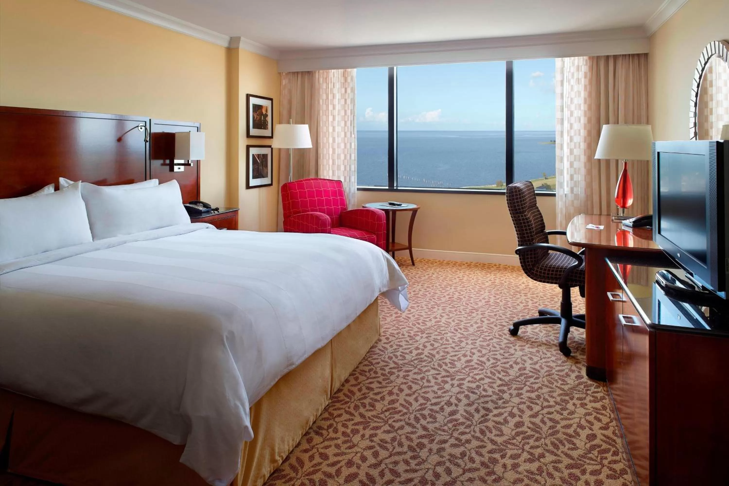 Photo of the whole room, Bed in New Orleans Marriott Metairie At Lakeway
