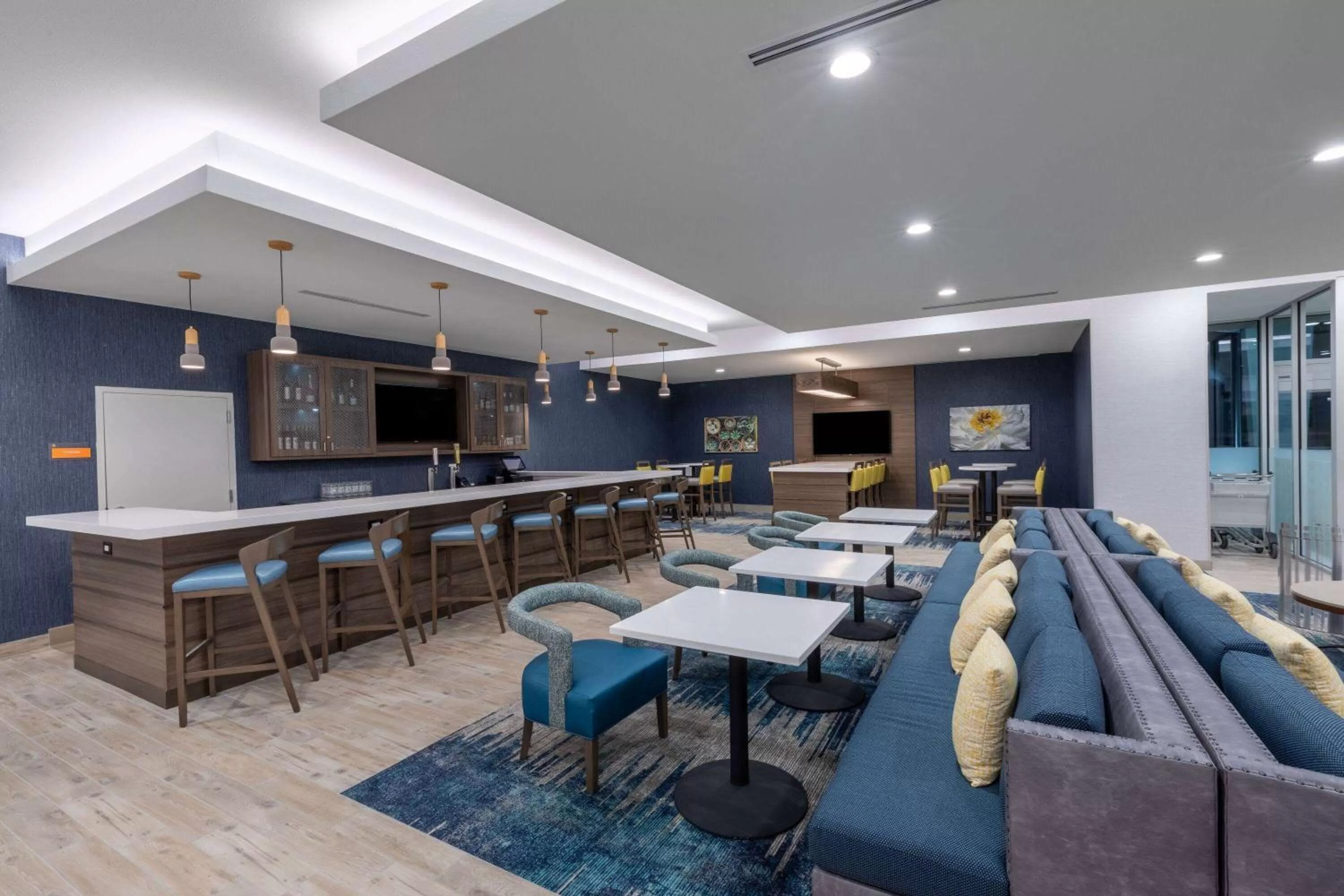 Lounge or bar in La Quinta Inn & Suites by Wyndham Round Rock near Kalahari