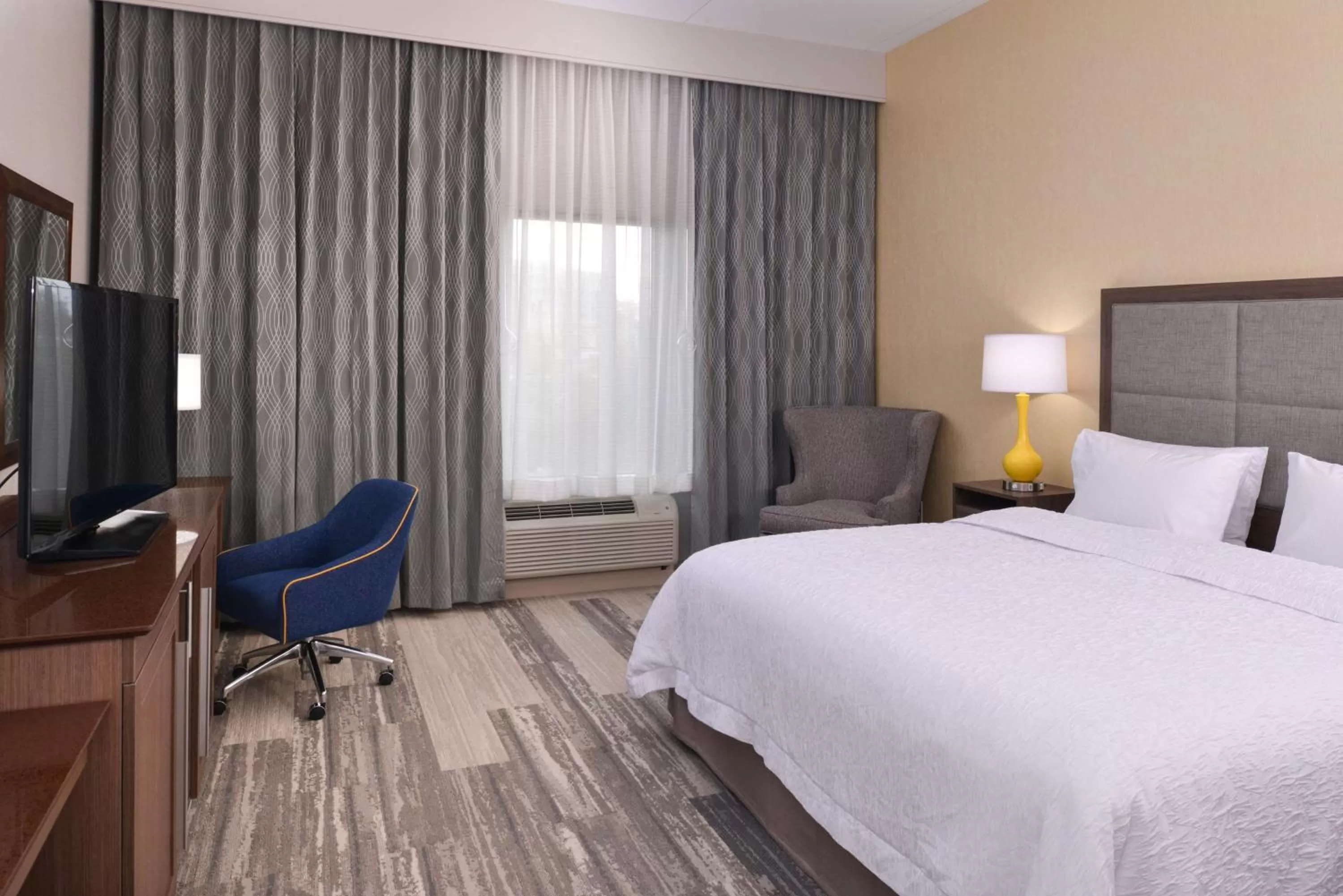King Room - Mobility/Hearing Accessible with Bath Tub - Non-Smoking in Hampton Inn & Suites Cincinnati-Mason, Ohio
