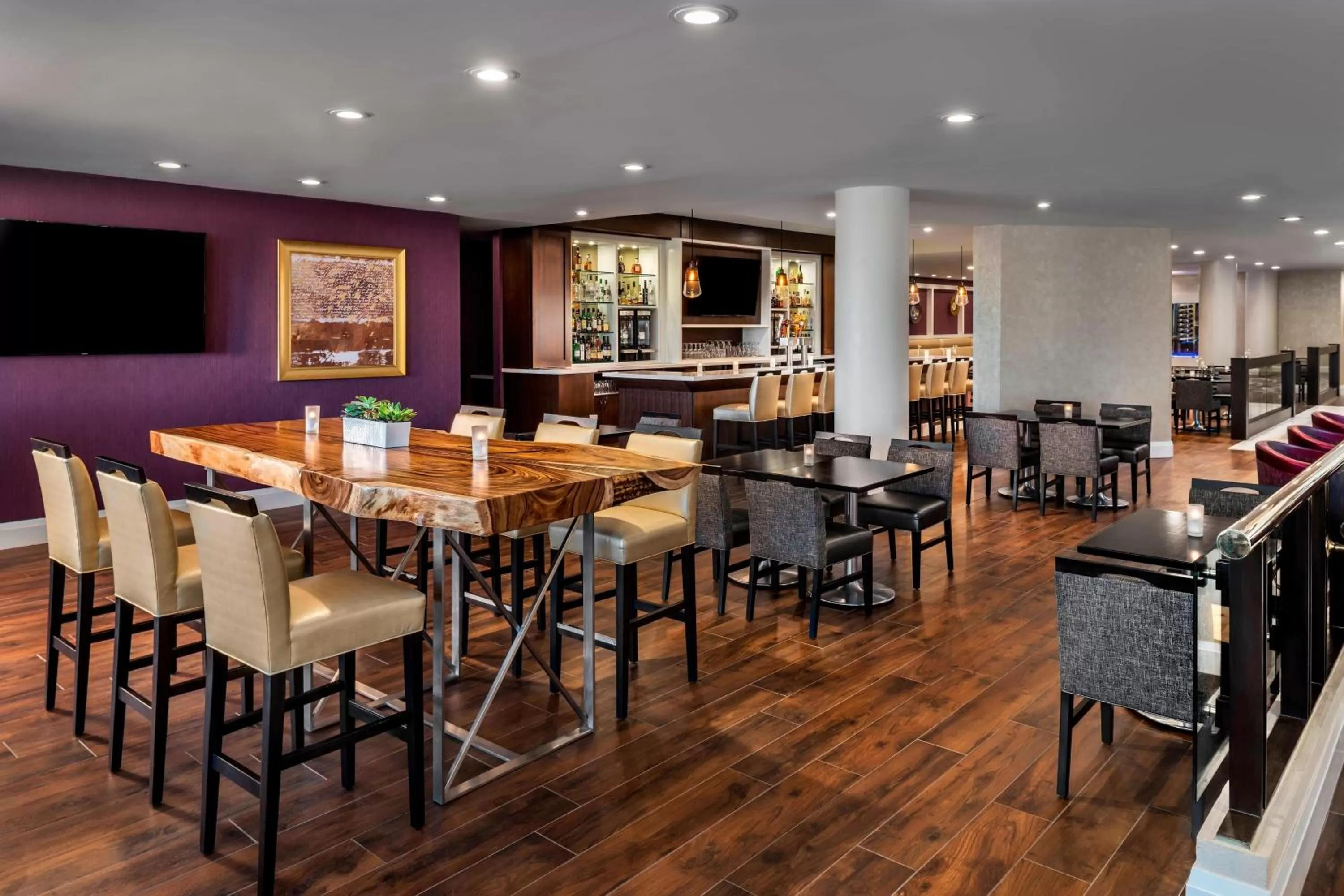 Lounge or bar in The Westin Toronto Airport