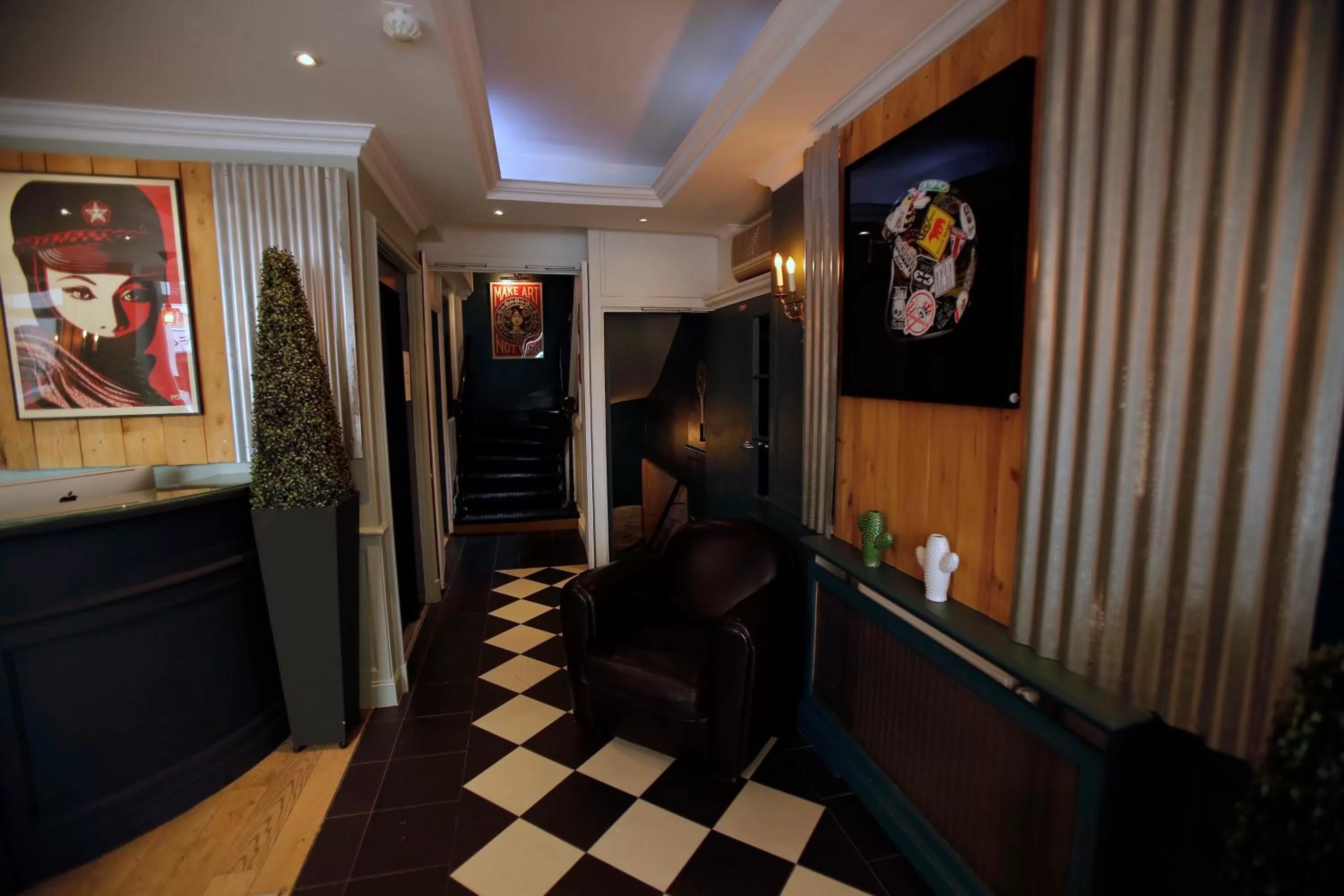 Lobby or reception in Hôtel Etoile Trocadéro