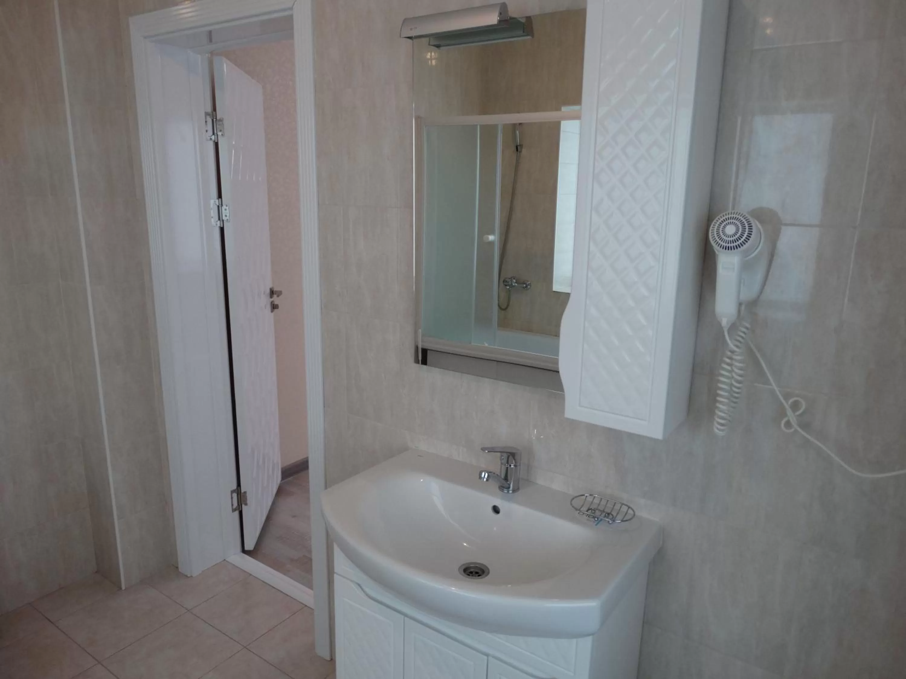 Shower, Bathroom in Bon Mary Hotel