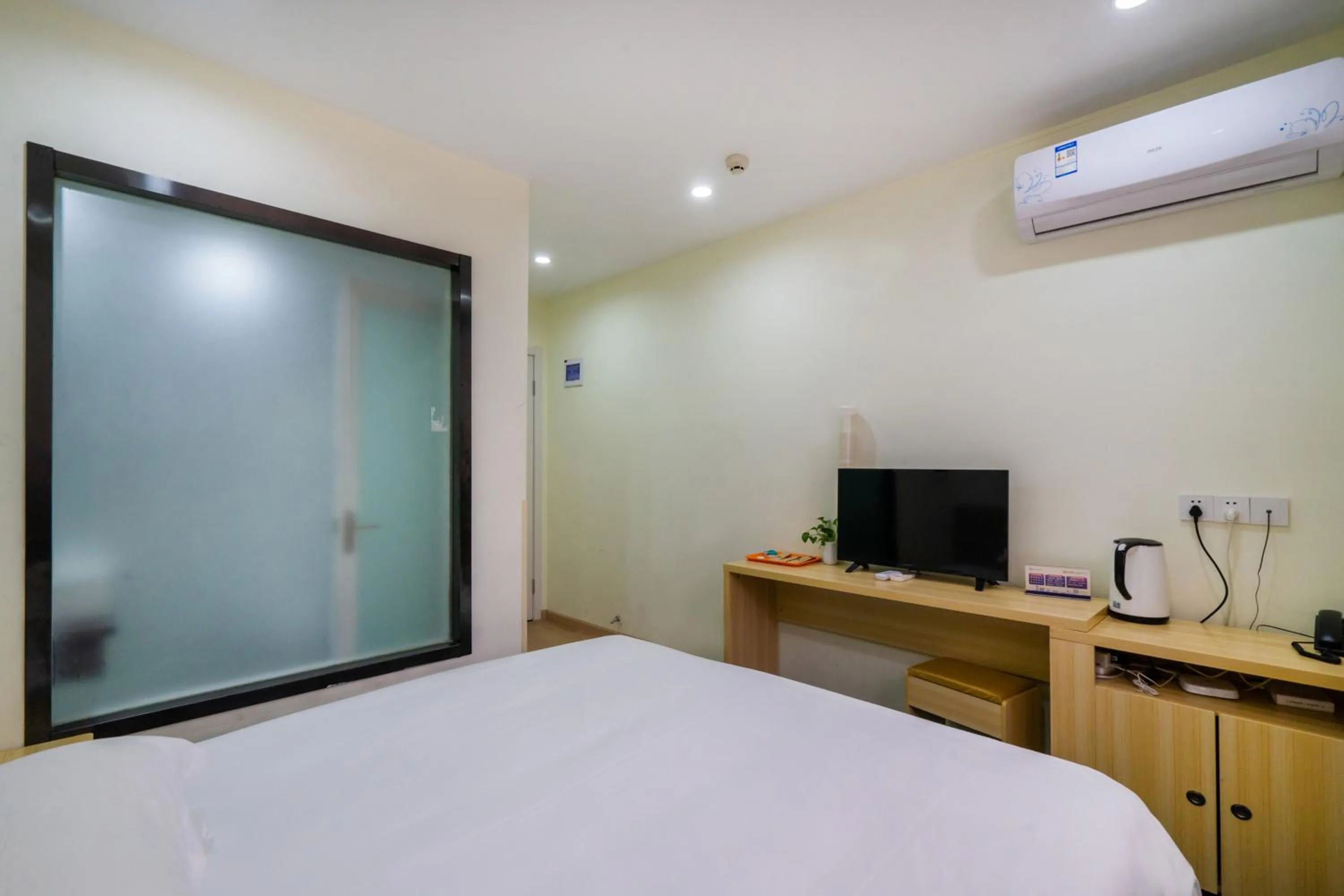 Communal lounge/ TV room, Bed in Hangzhou Memory Travel International Hotel-Edge Westlake