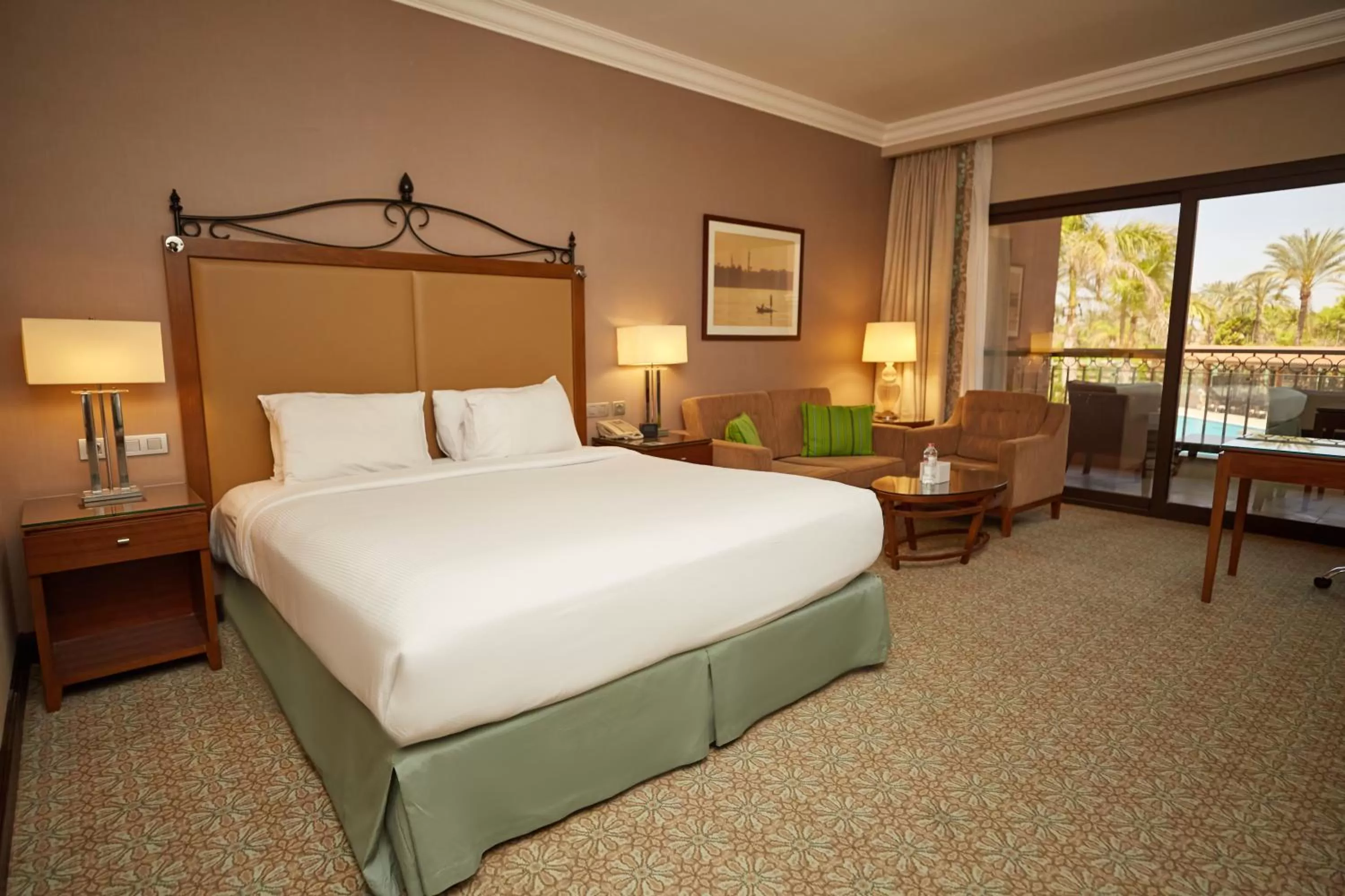 Bed in Hilton Alexandria King's Ranch Hotel