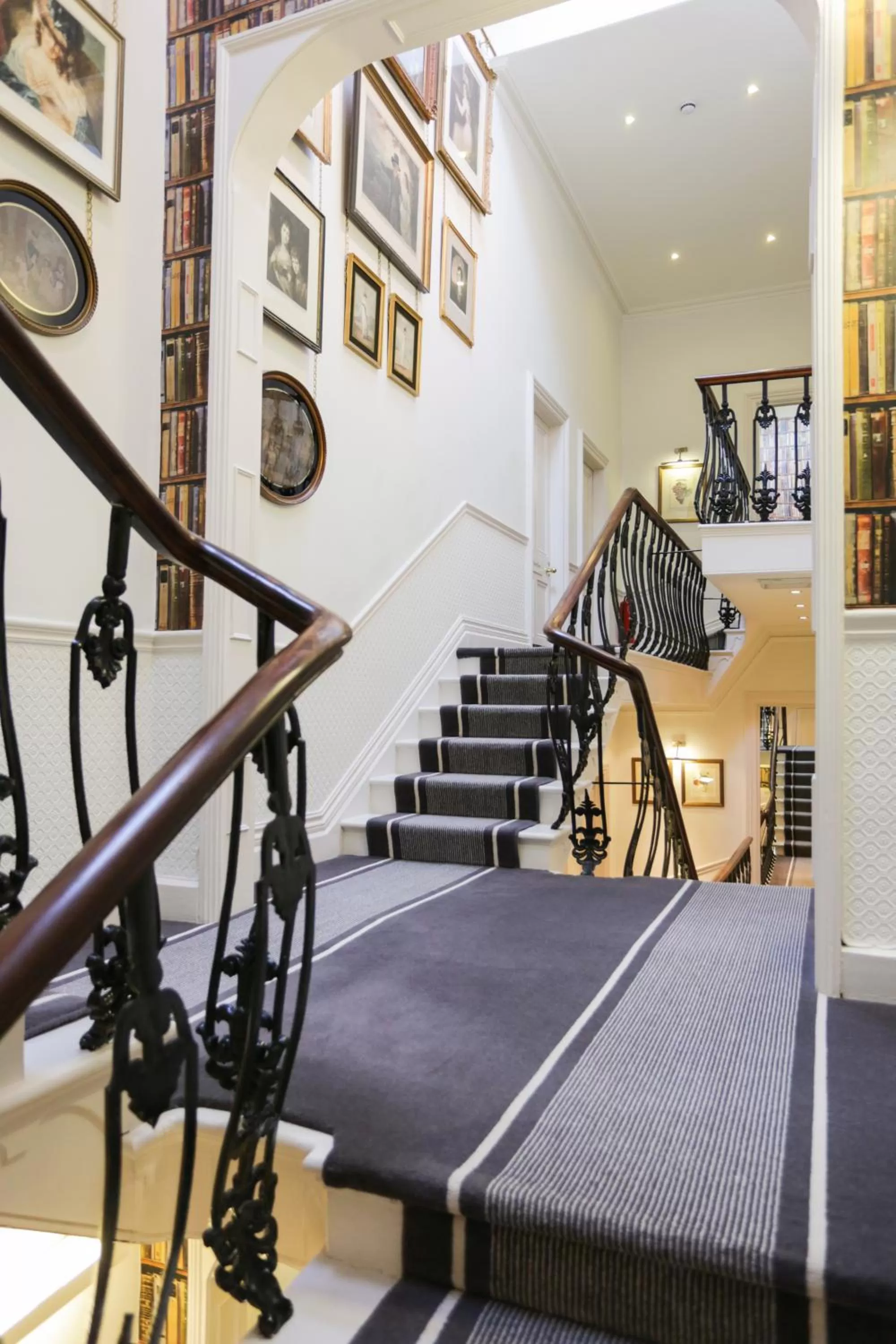 Lobby or reception in The Roseate Villa Bath