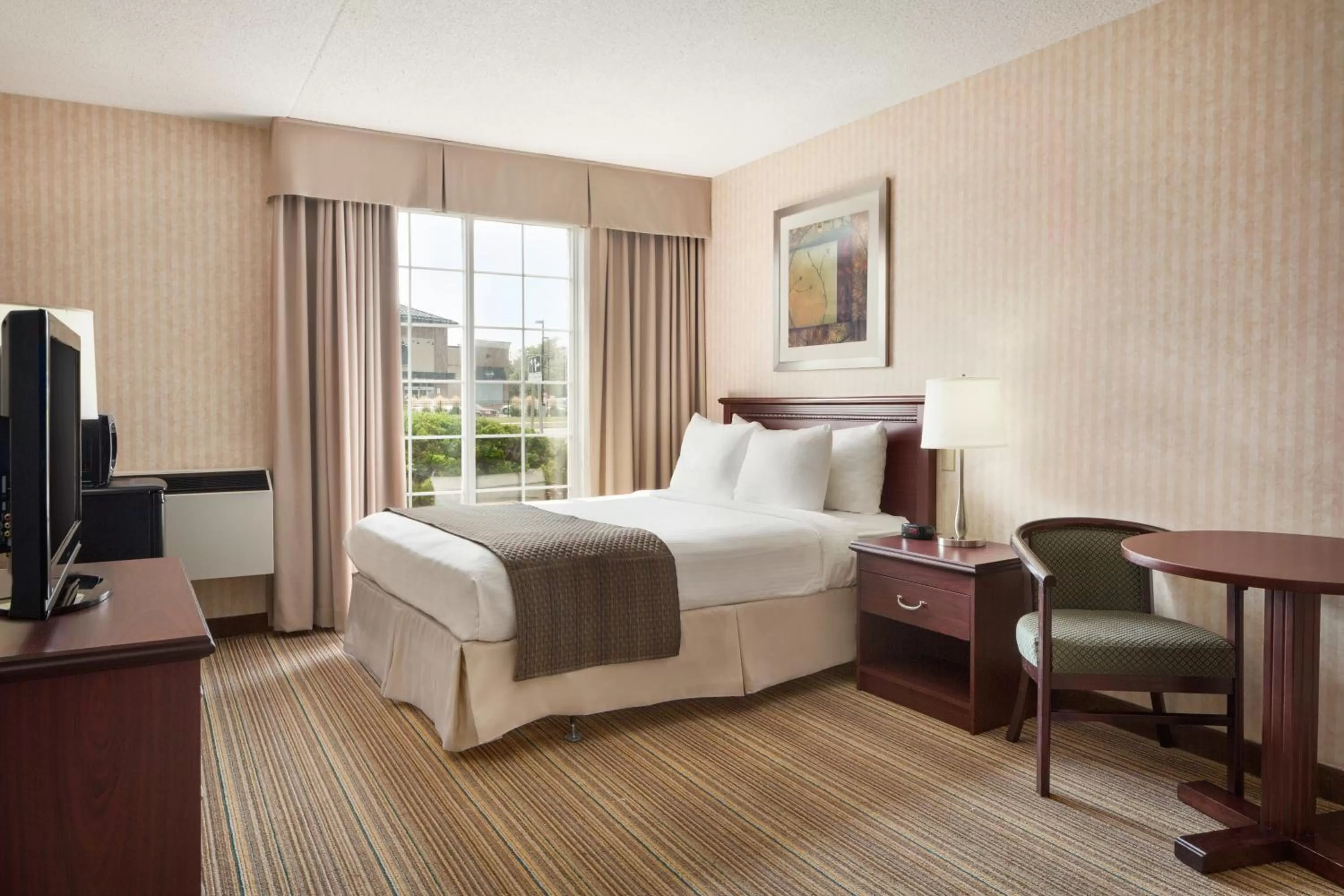 Photo of the whole room, Bed in Days Inn by Wyndham Brantford