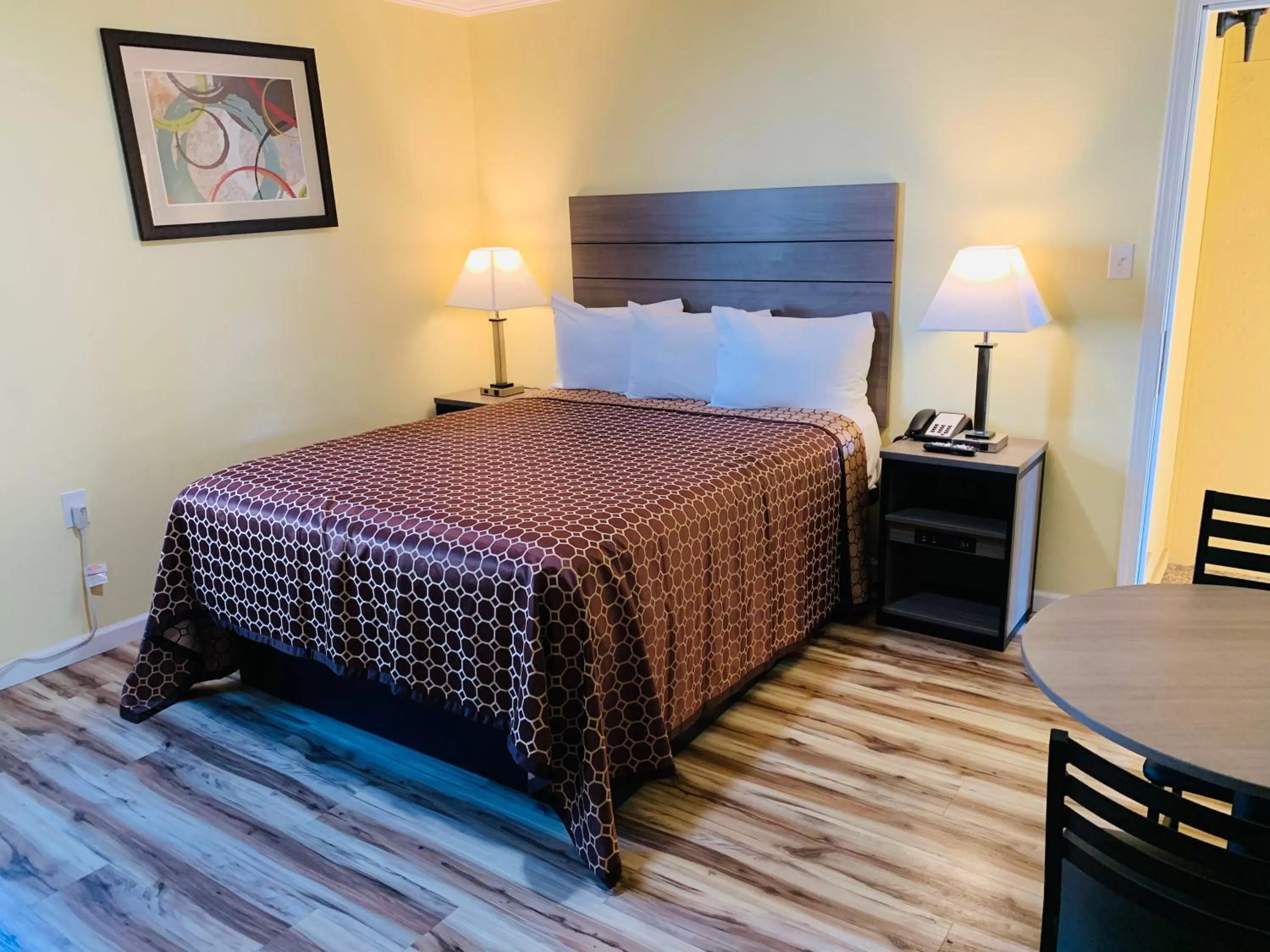 Other, Bed in Central Coast Inn Cayucos