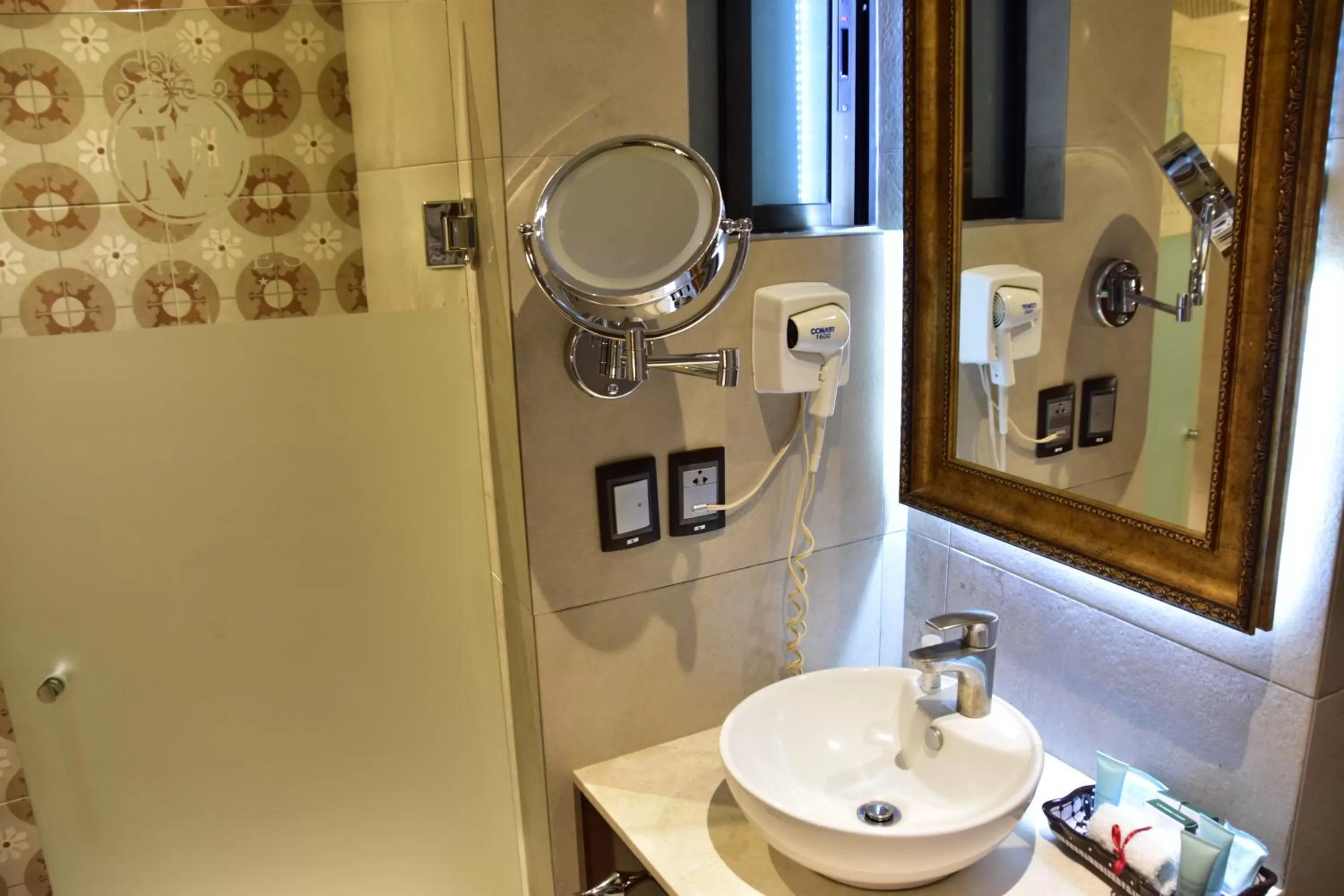 Bathroom in Hotel Morales Historical & Colonial Downtown Core