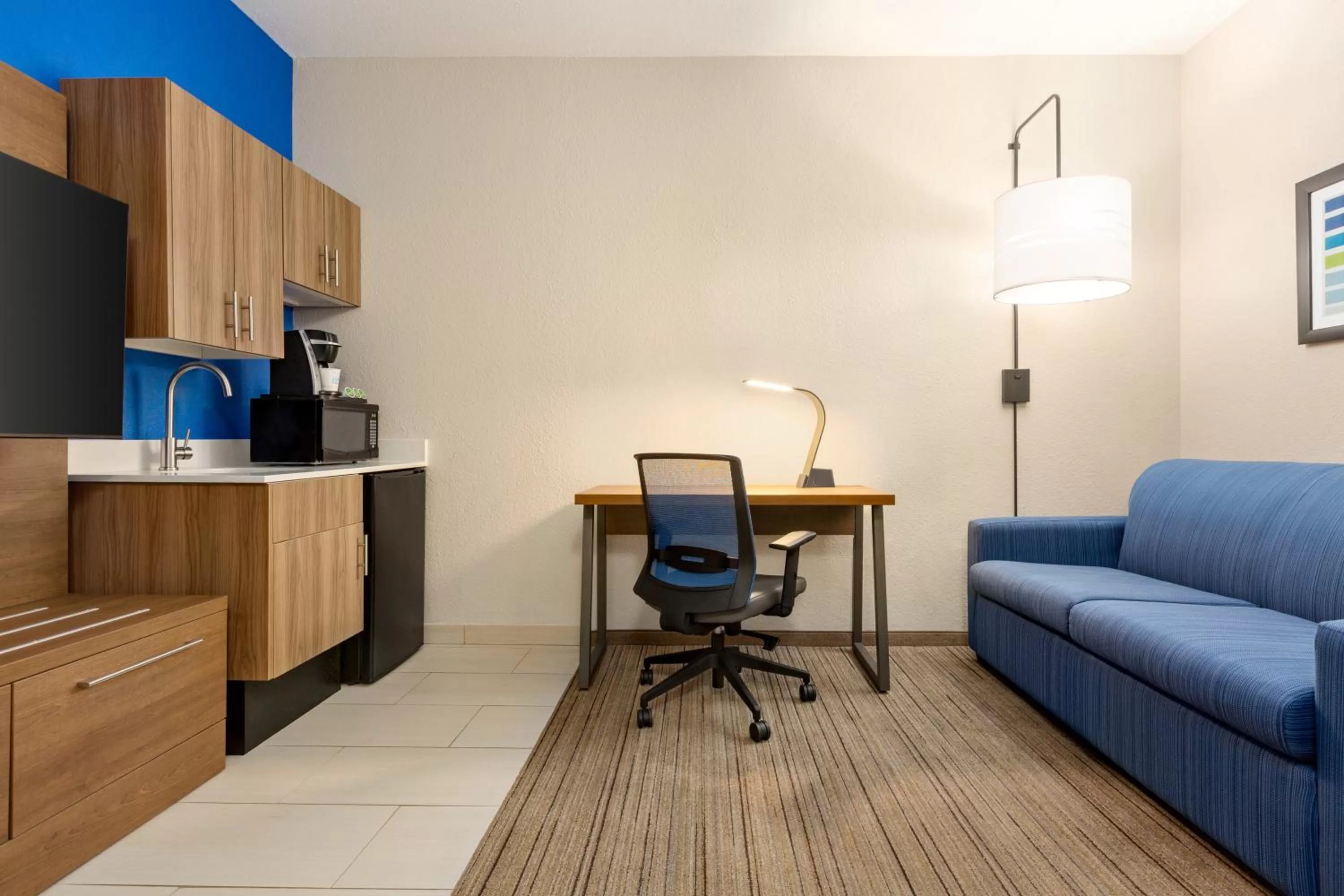 Photo of the whole room, Kitchen/Kitchenette in Holiday Inn Express Hotel & Suites Mission-McAllen Area, an IHG Hotel